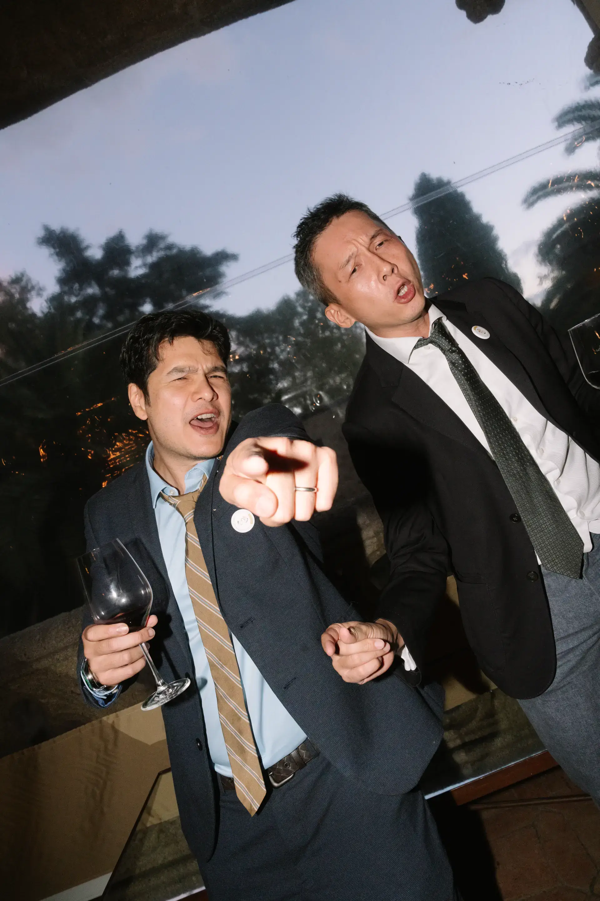 Dos amigos cantan y señalan a la cámara en la fiesta, en el Parador de Jarandilla