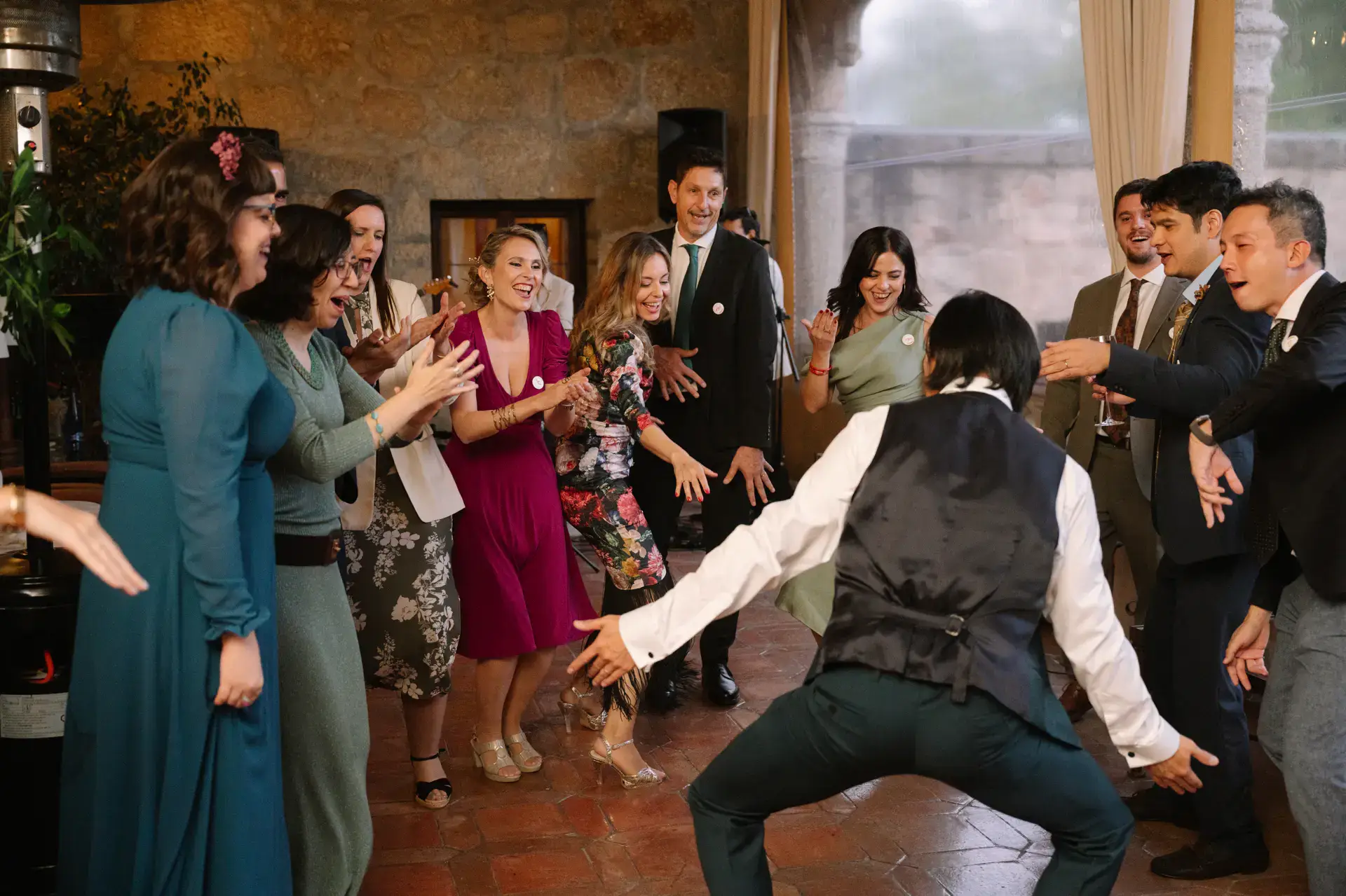 Russell baila agachado rodeado de invitados, en el Parador de Jarandilla