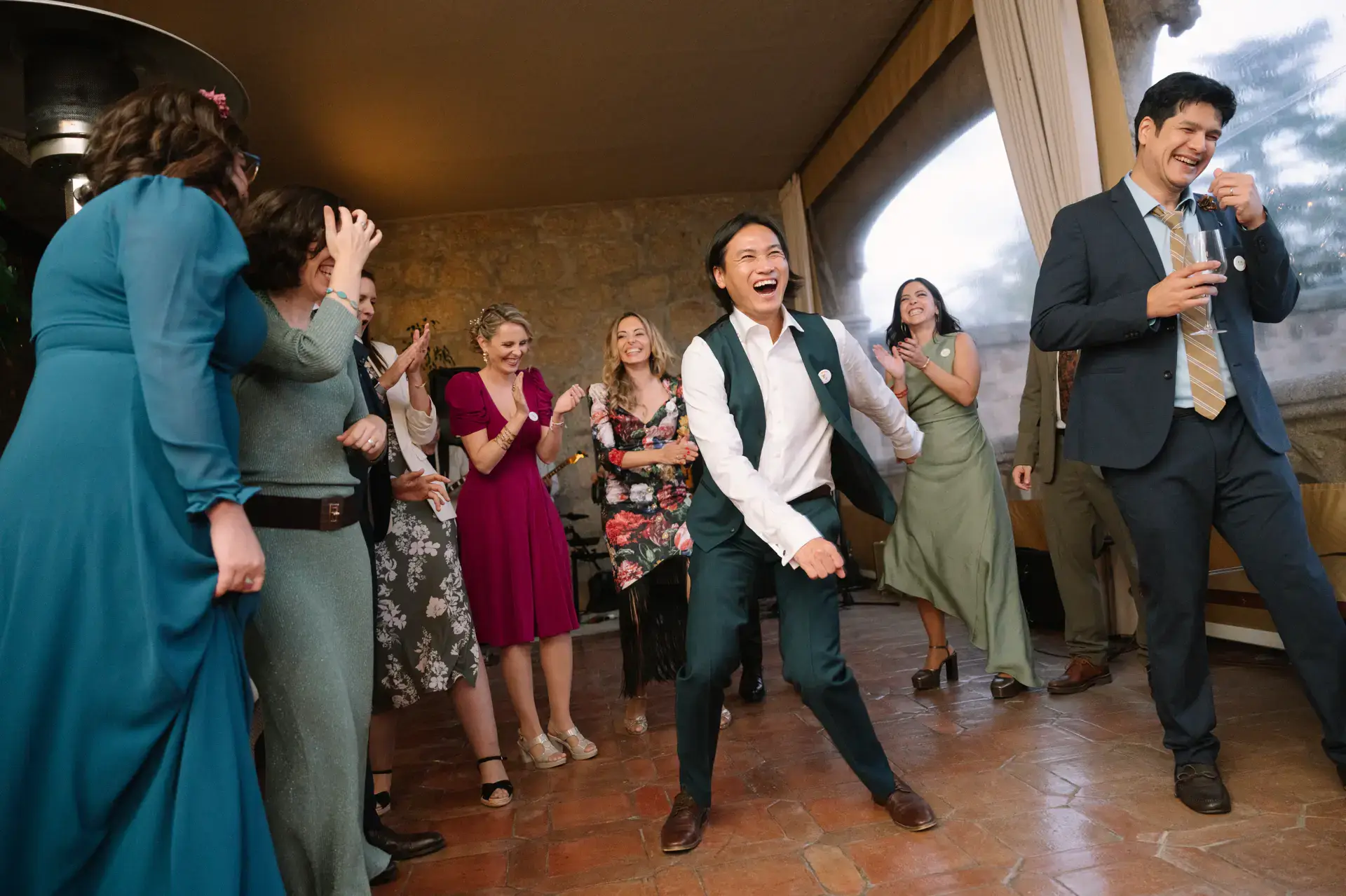 Invitados ríen y bailan en la terraza del Parador