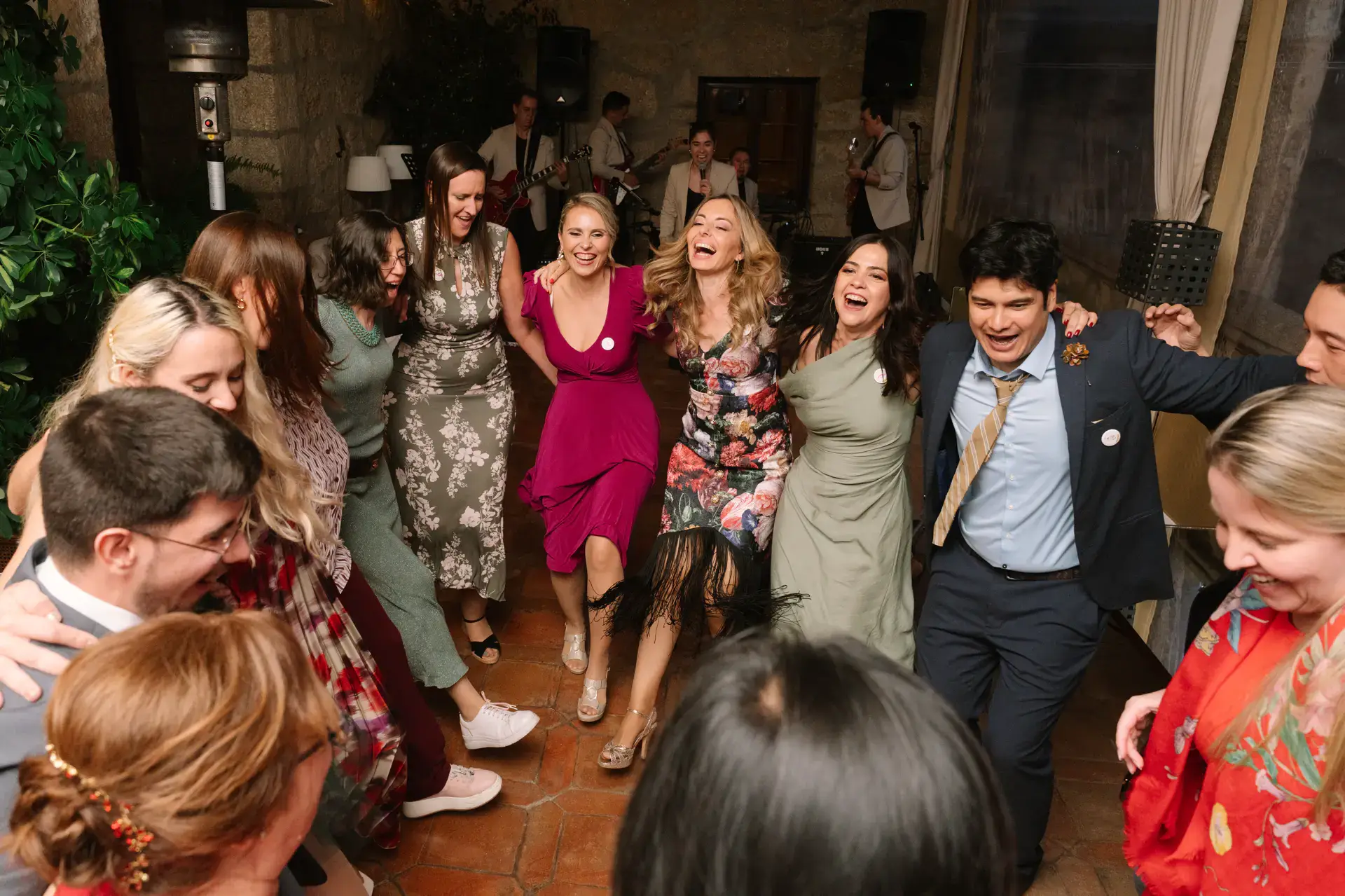 Invitadas bailan en grupo en la fiesta, en el Parador de Jarandilla
