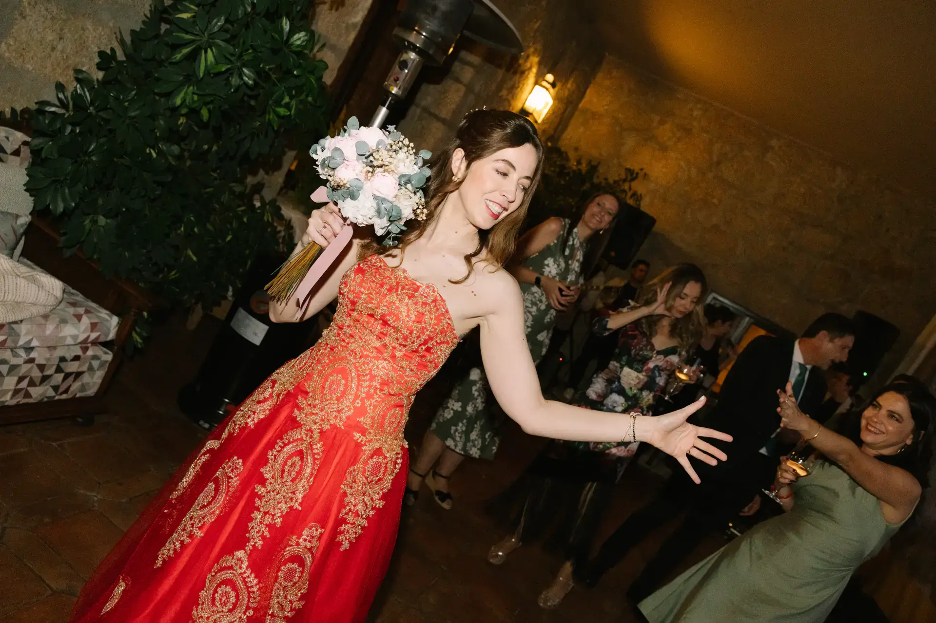 Gemma baila con su ramo y vestido rojo, en el Parador de Jarandilla