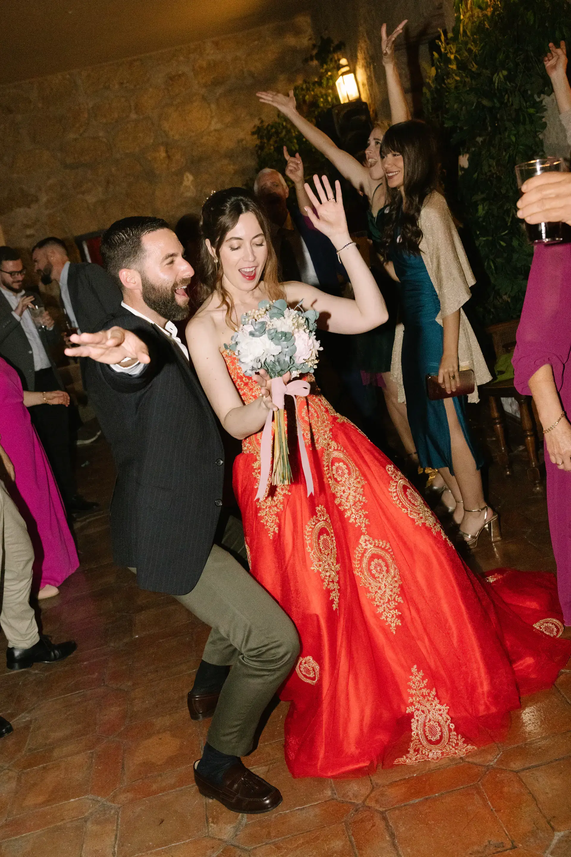 Gemma baila con un invitado con el ramo en la mano, en el Parador de Jarandilla