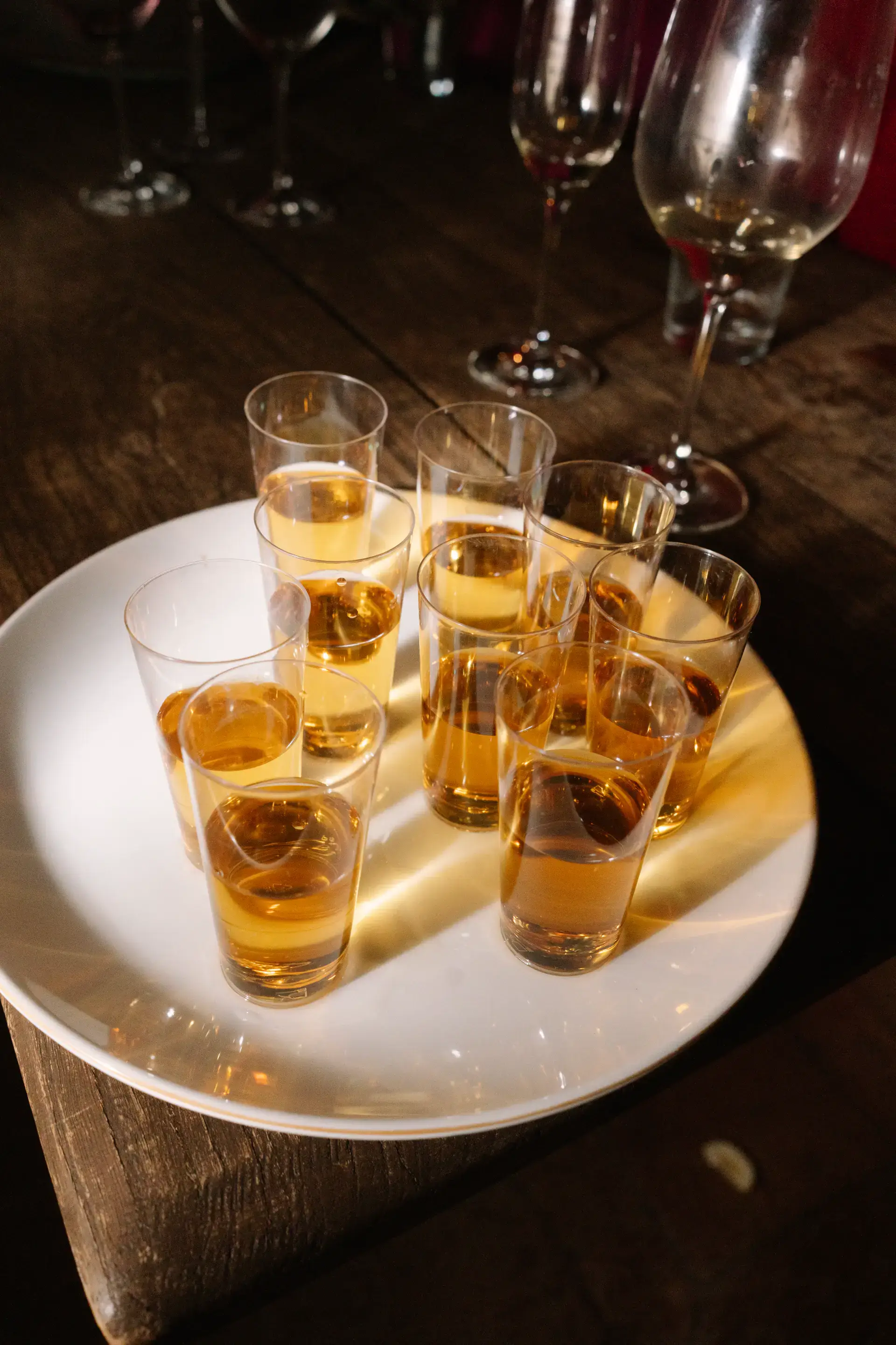 Chupitos servidos en un plato durante la fiesta, en el Parador de Jarandilla