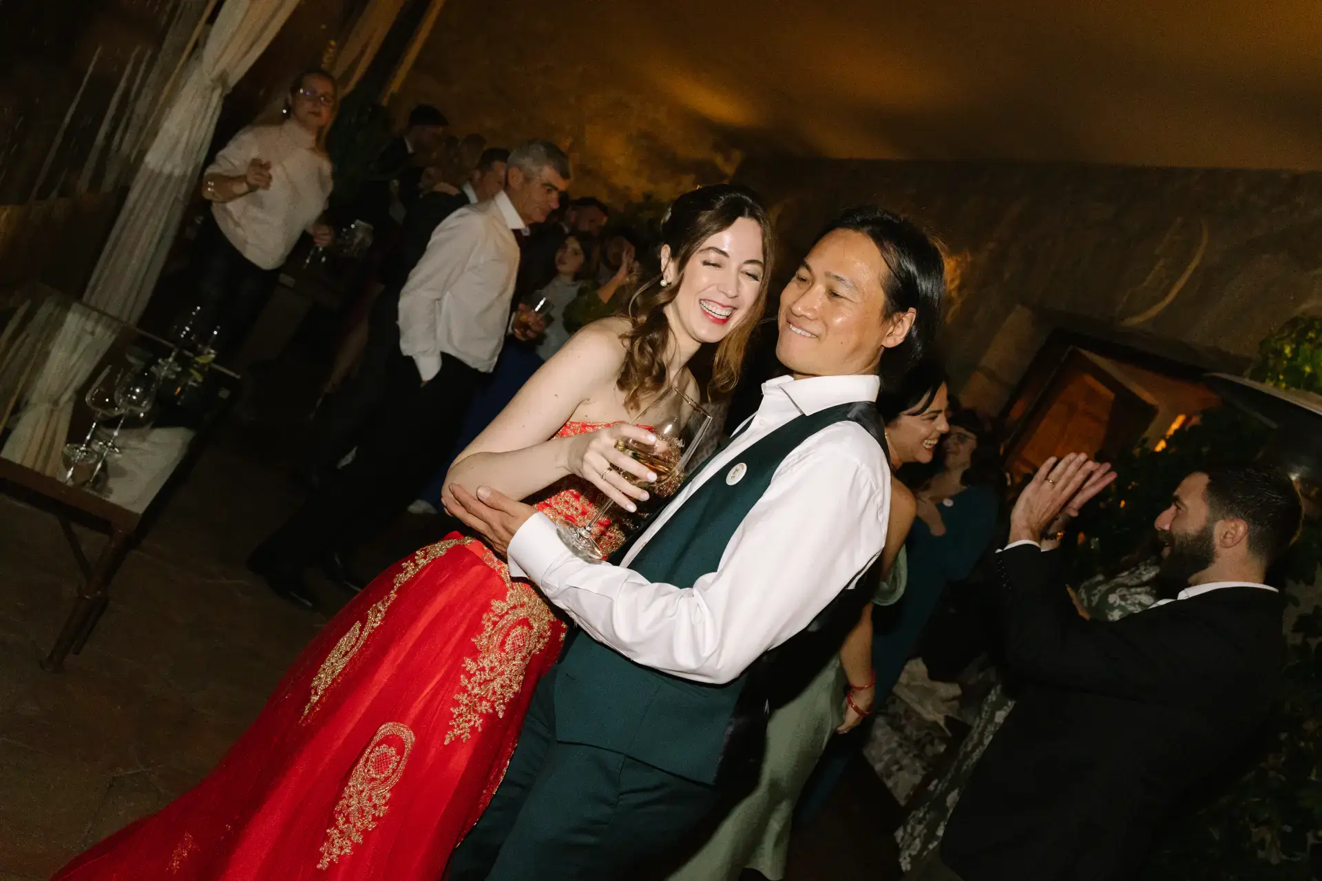 Gemma y Russell bailan abrazados entre los invitados, en el Parador de Jarandilla