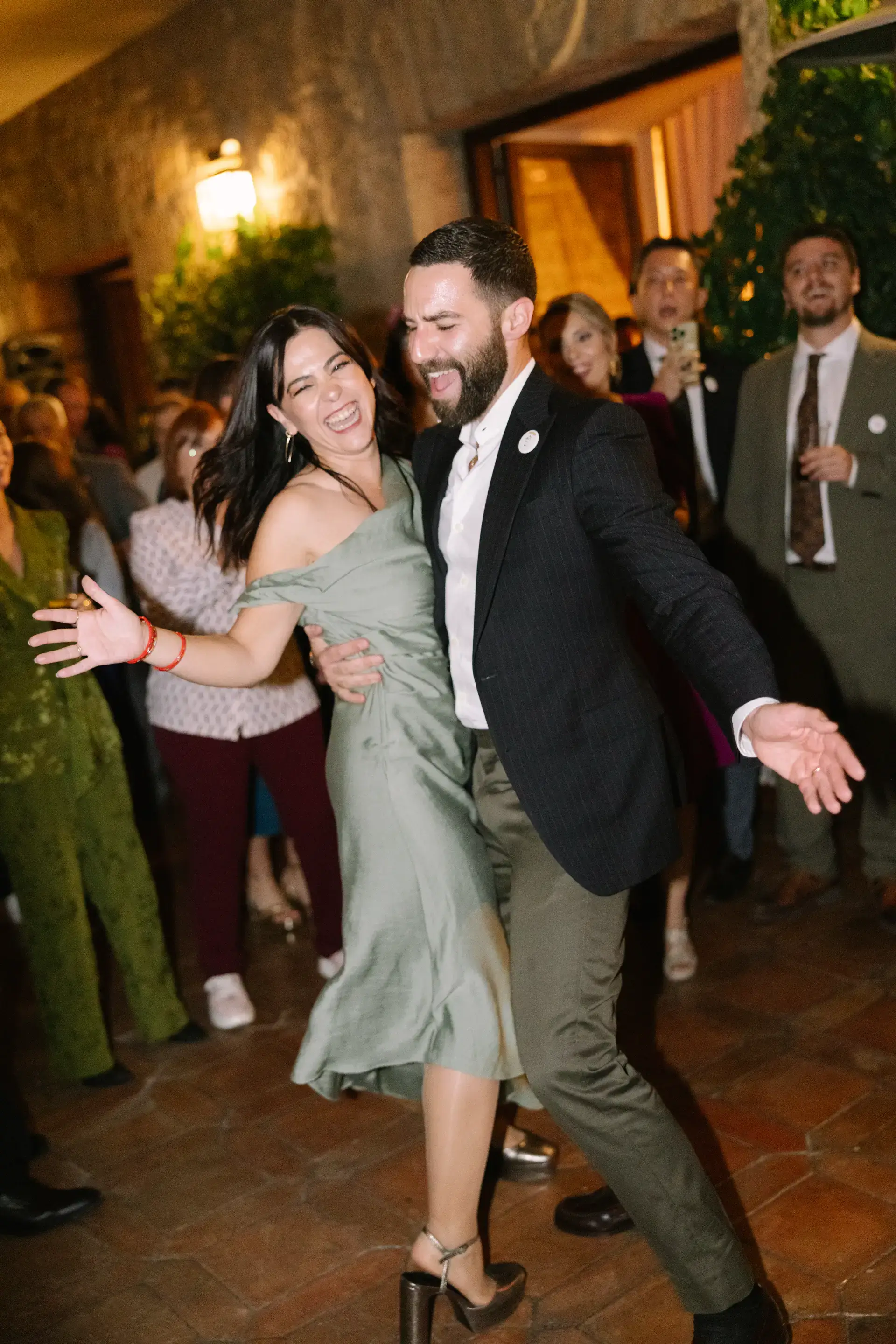 Dos invitados bailan con energía en la terraza, en el Parador de Jarandilla