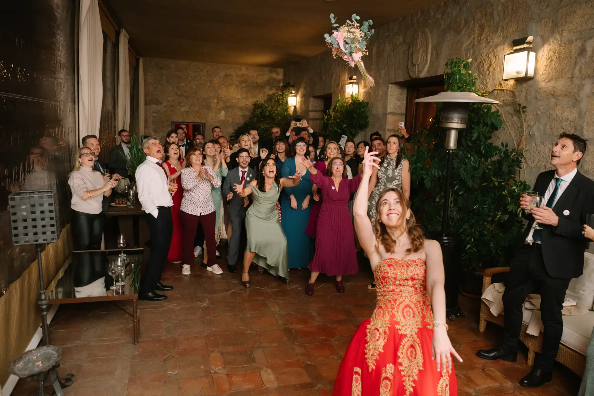 Gemma lanza el ramo de espaldas a las invitadas, en el Parador de Jarandilla