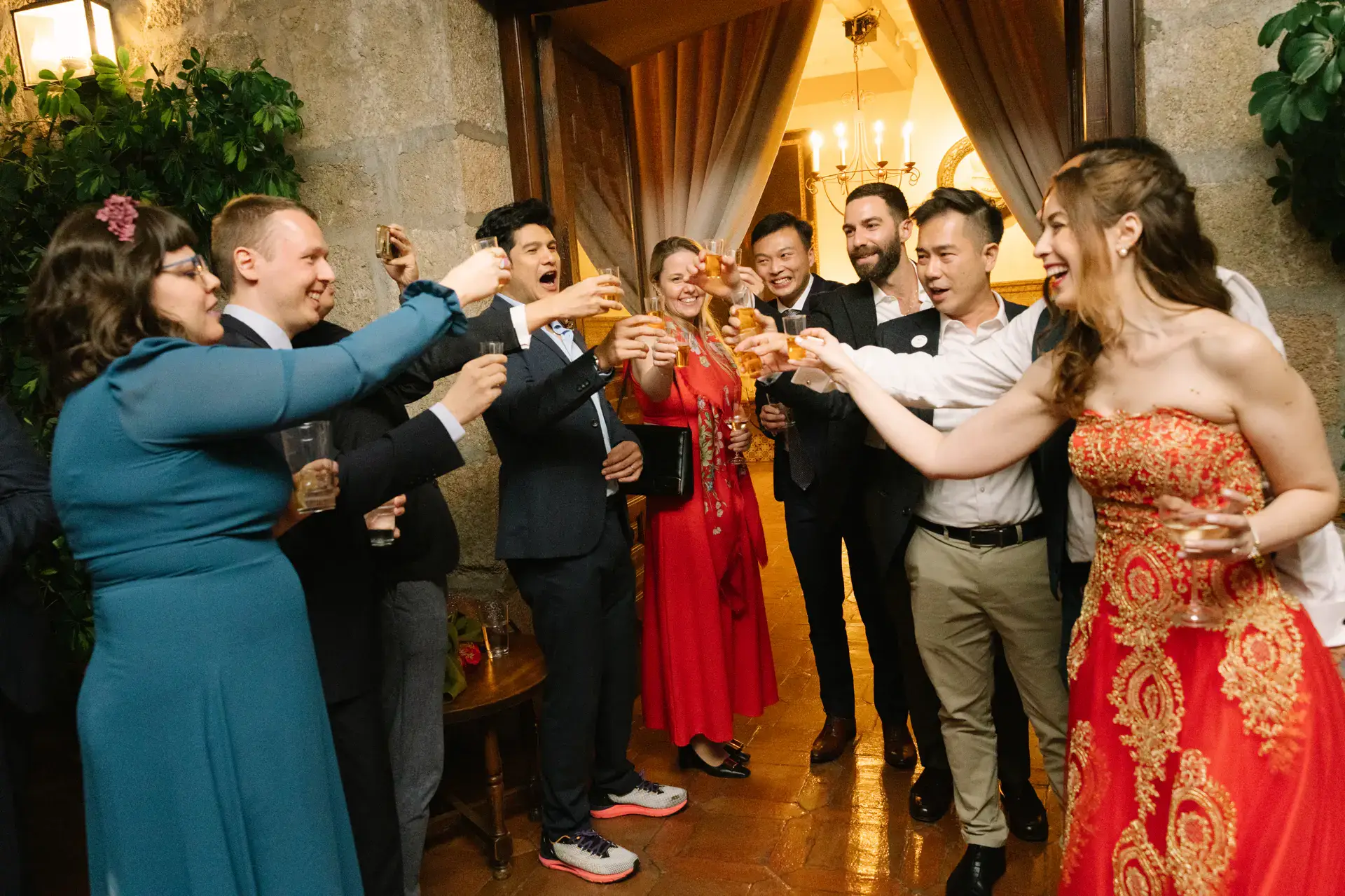 Brindis en grupo con chupitos junto a Gemma, en el Parador de Jarandilla
