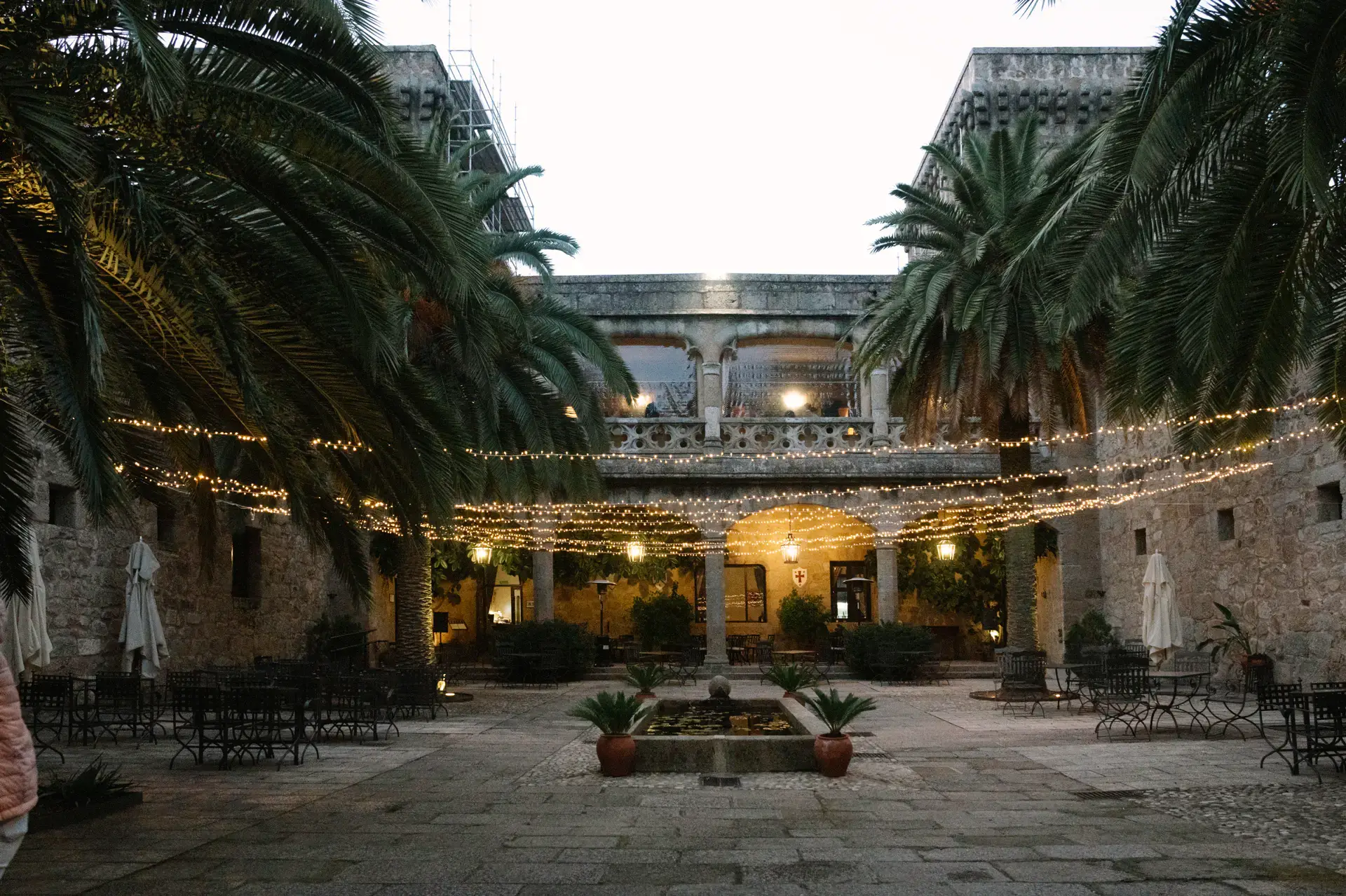 Patio del Parador de Jarandilla iluminado con guirnaldas de luces