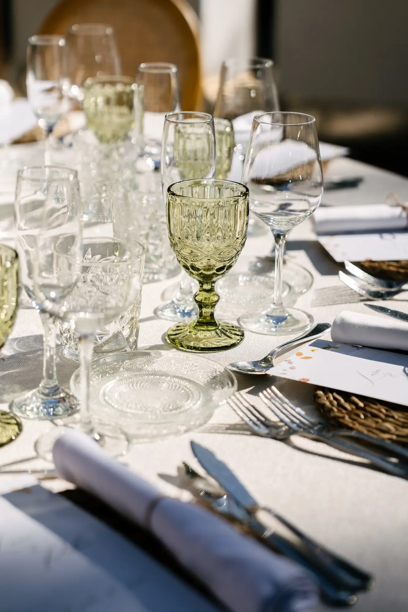 Copas verdes y cubiertos en una mesa del banquete, en el Hotel Ruta Imperial de Jarandilla