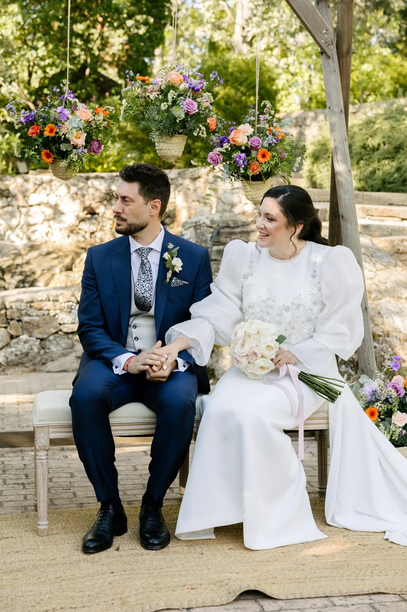 Lara y Rubén sentados en el banco de la ceremonia, en el Hotel Ruta Imperial de Jarandilla