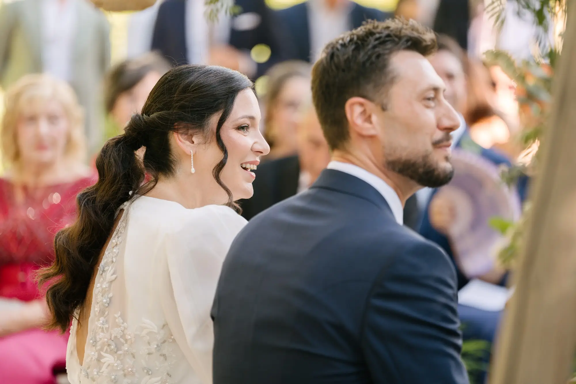 Lara y Rubén se ríen durante la ceremonia, en el Hotel Ruta Imperial de Jarandilla