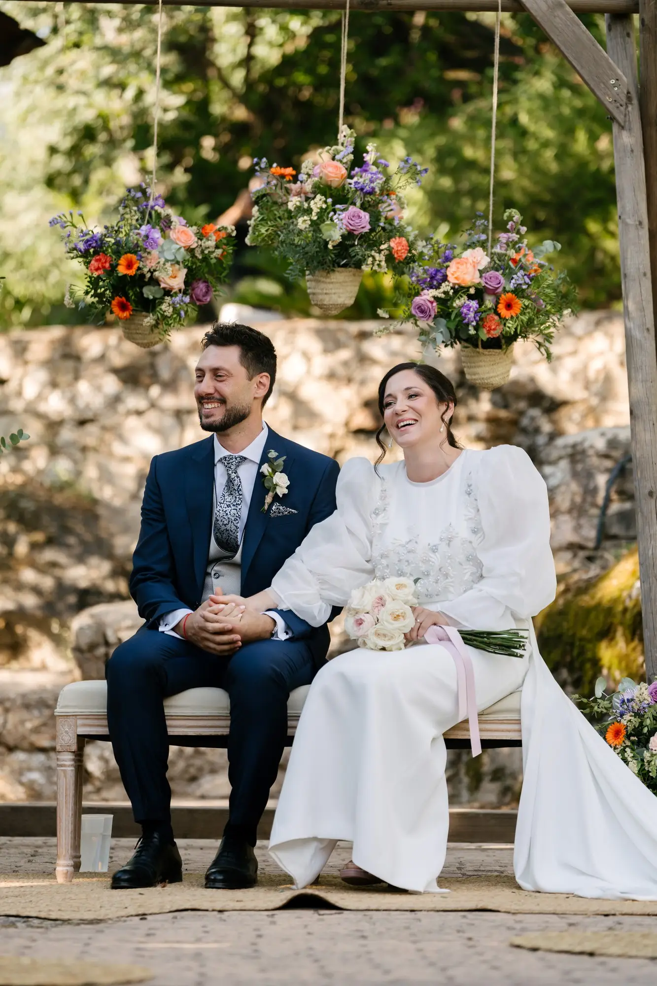 Lara y Rubén ríen en el banco de la ceremonia, en el Hotel Ruta Imperial de Jarandilla