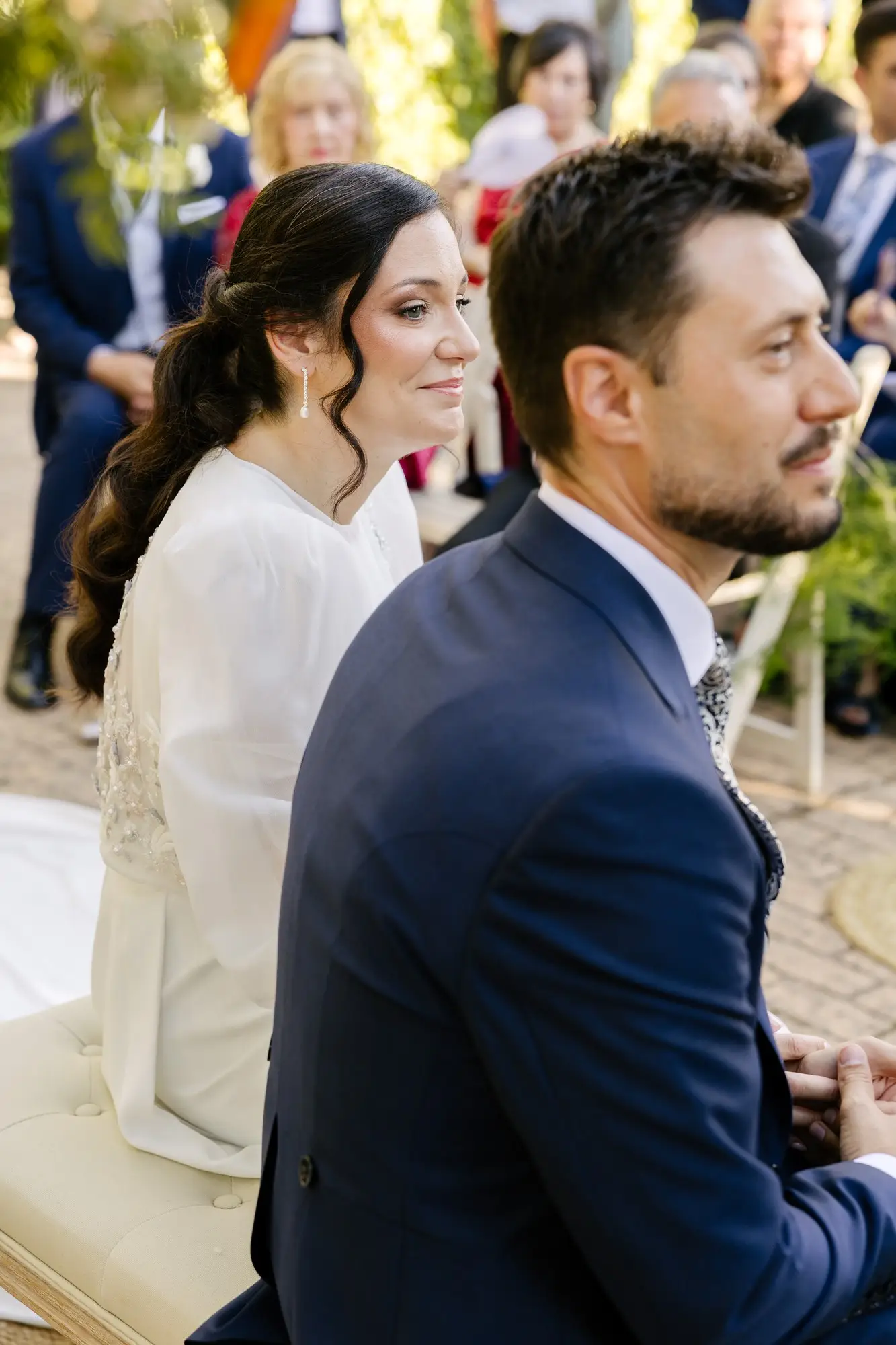 Lara y Rubén, de perfil, atentos a la ceremonia, en el Hotel Ruta Imperial de Jarandilla