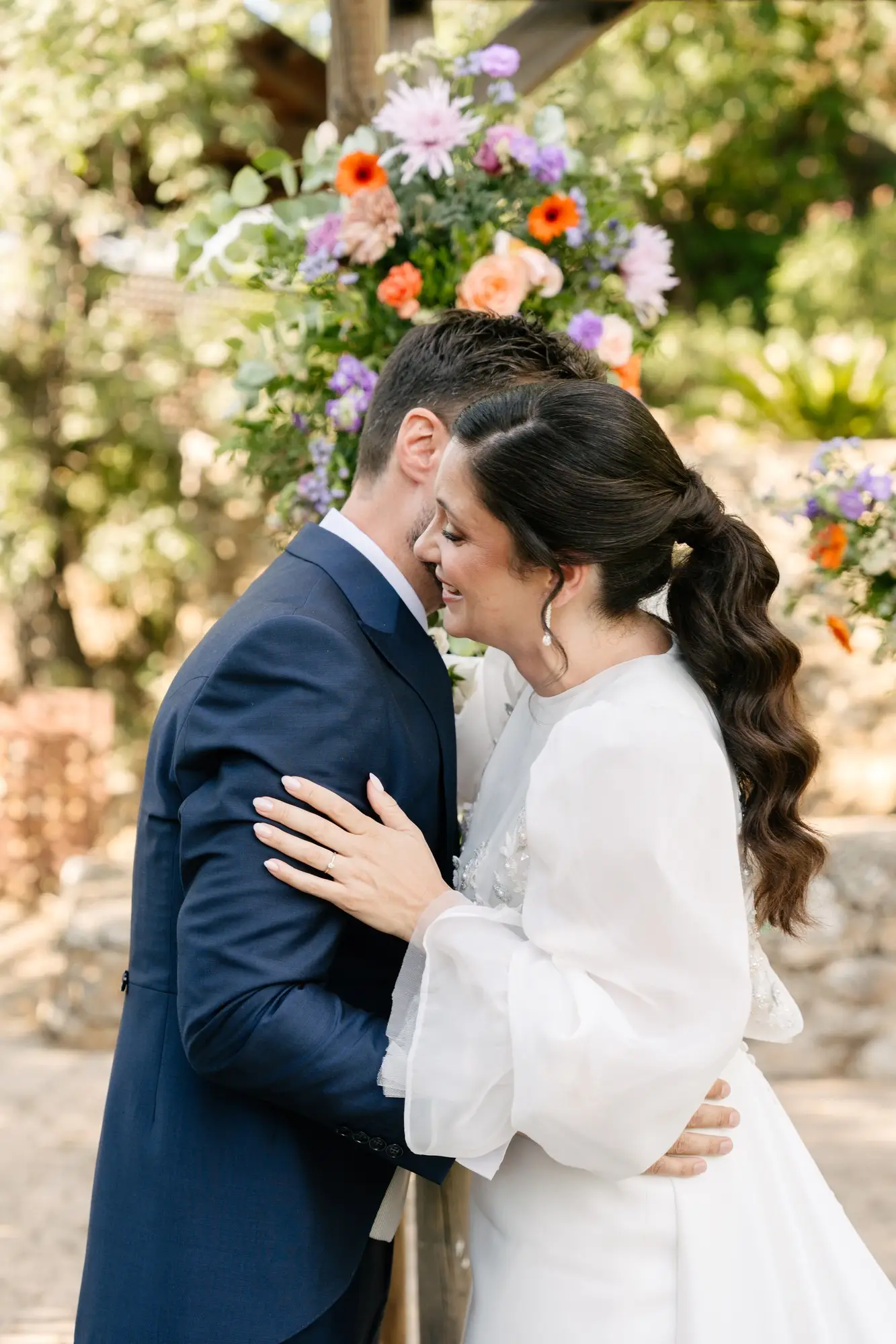 Rubén y Lara se abrazan en la ceremonia, en el Hotel Ruta Imperial de Jarandilla