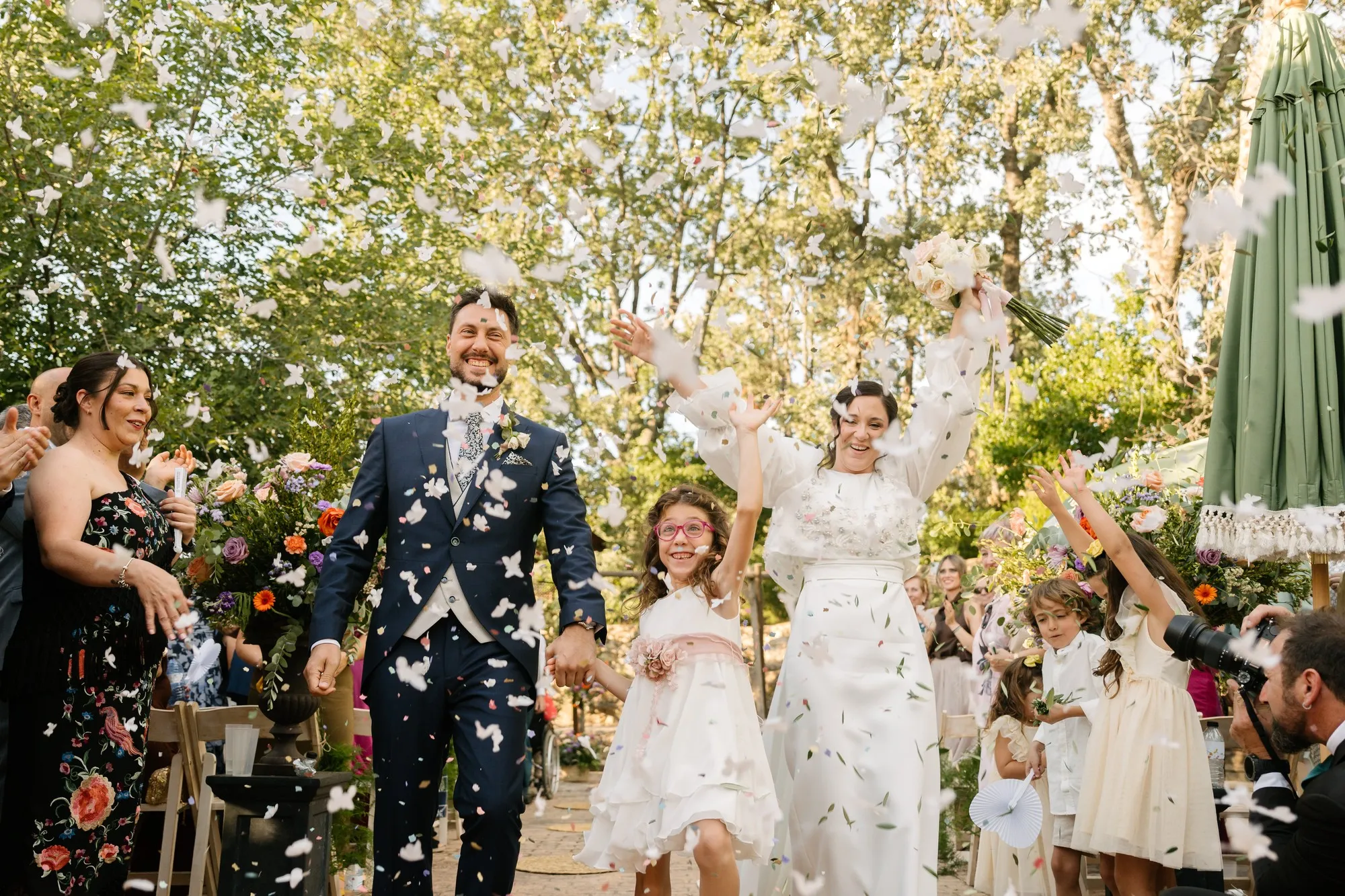 Lara y Rubén salen de la ceremonia entre una lluvia de pétalos, en el Hotel Ruta Imperial de Jarandilla