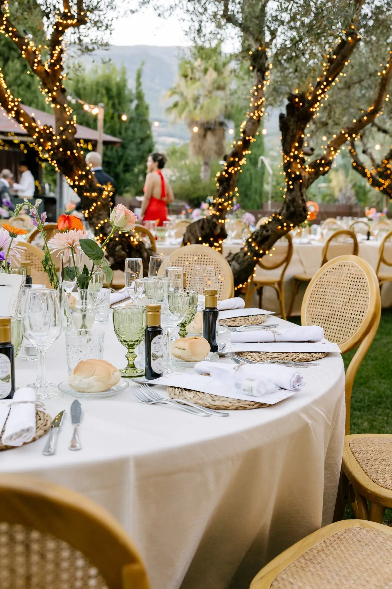 Mesa del banquete con árboles iluminados al fondo, en el Hotel Ruta Imperial de Jarandilla