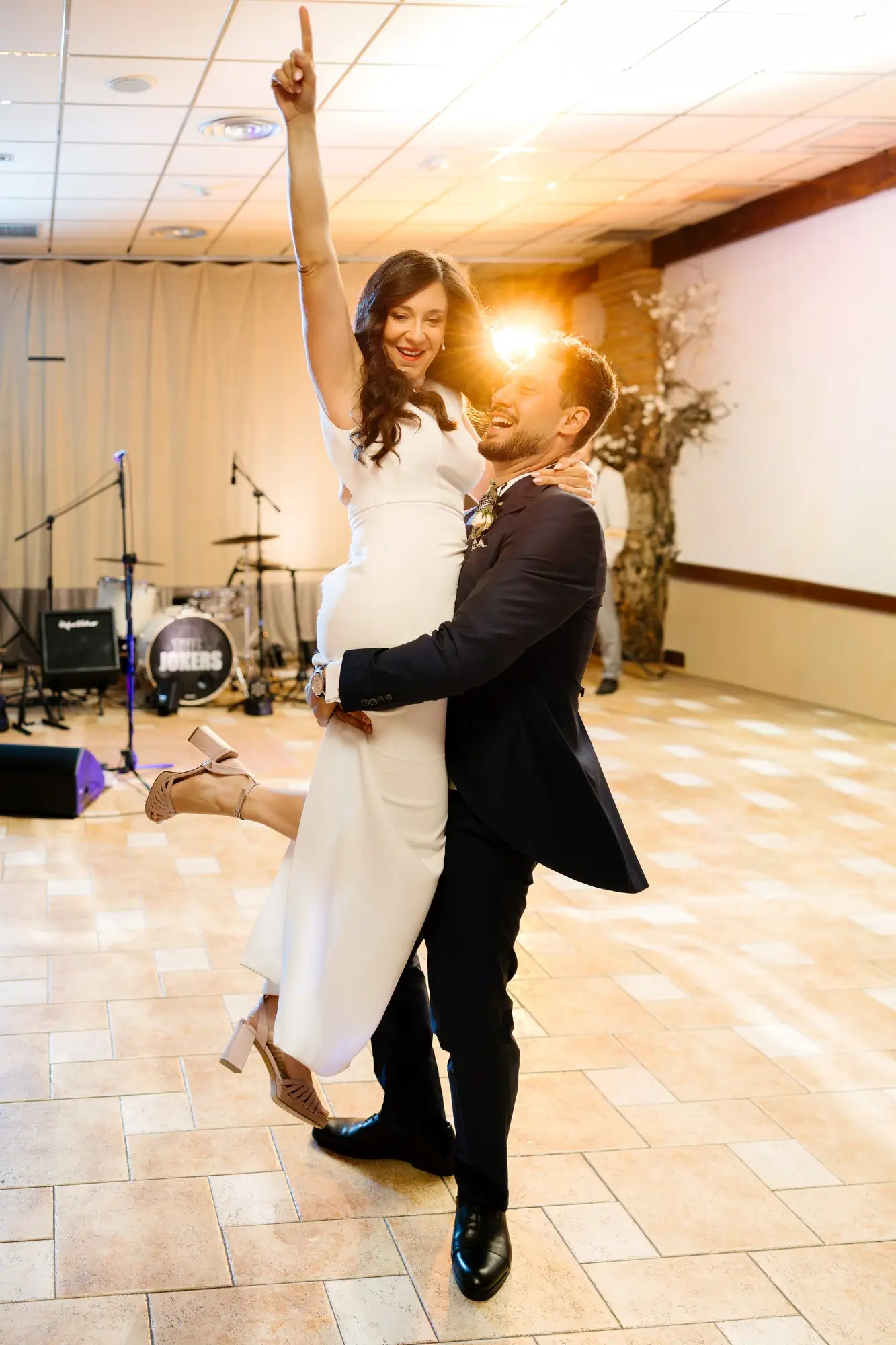 Lara levanta el brazo en el primer baile con Rubén, en el Hotel Ruta Imperial de Jarandilla