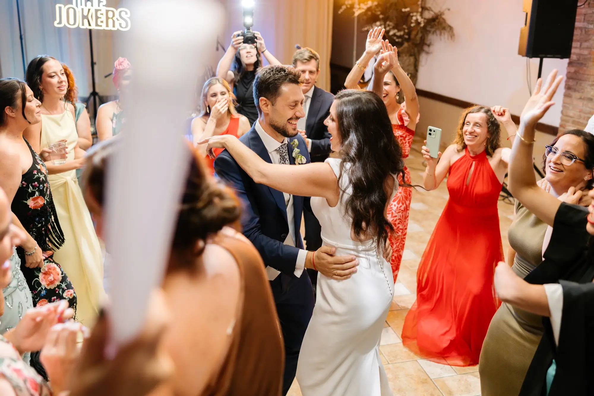 Lara y Rubén bailan rodeados de invitados en la pista, en el Hotel Ruta Imperial de Jarandilla