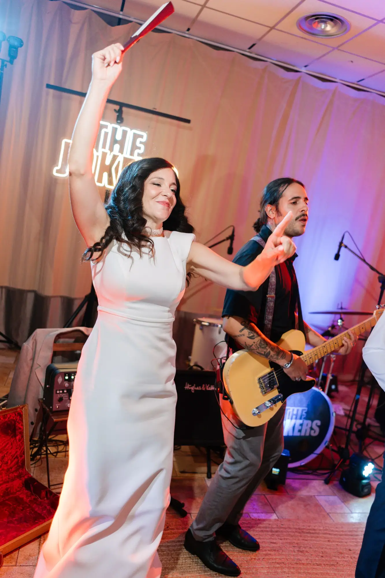 Lara canta junto al guitarrista del grupo, en el Hotel Ruta Imperial de Jarandilla