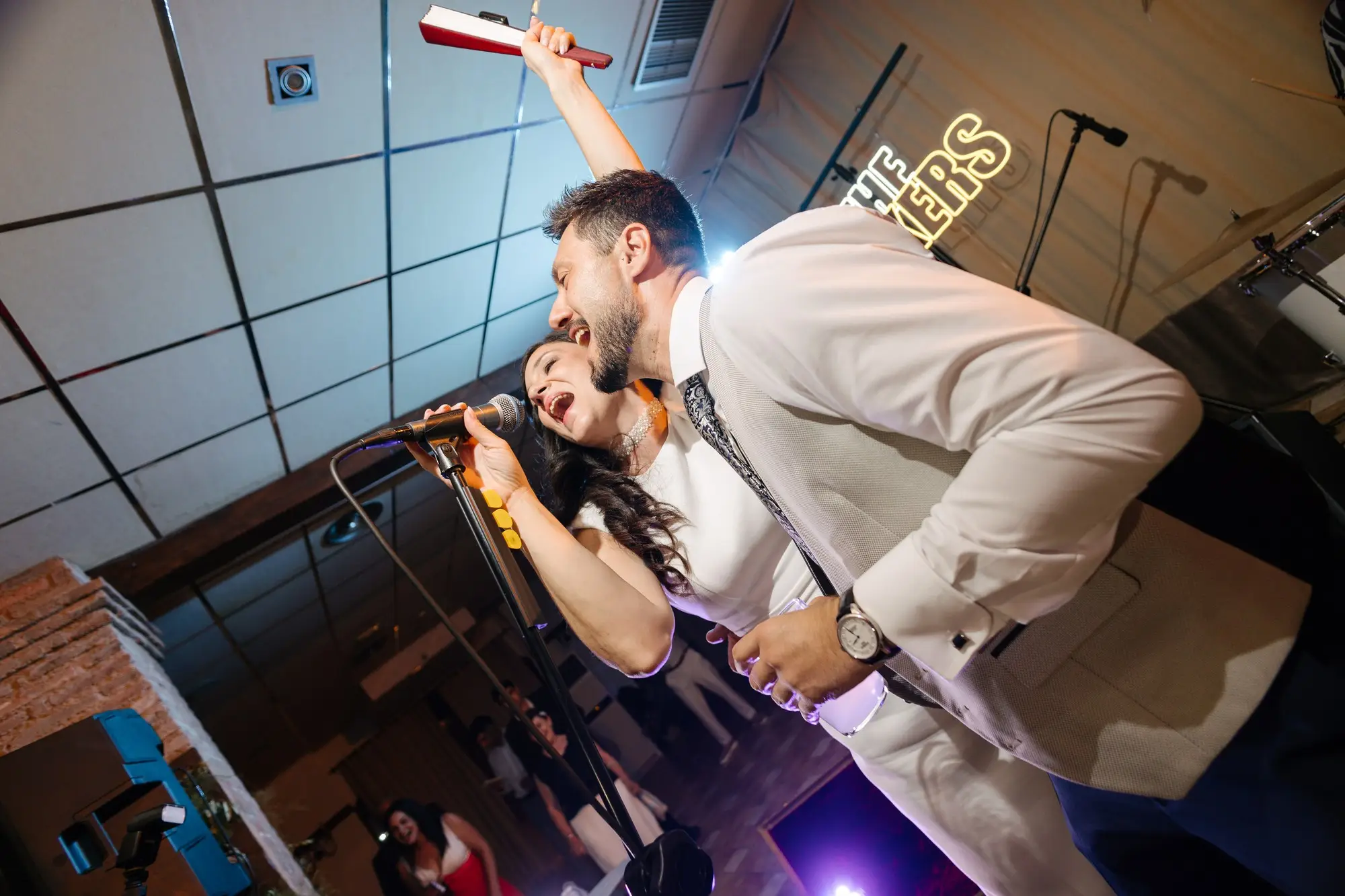 Rubén y Lara cantan juntos al micrófono en la fiesta, en el Hotel Ruta Imperial de Jarandilla