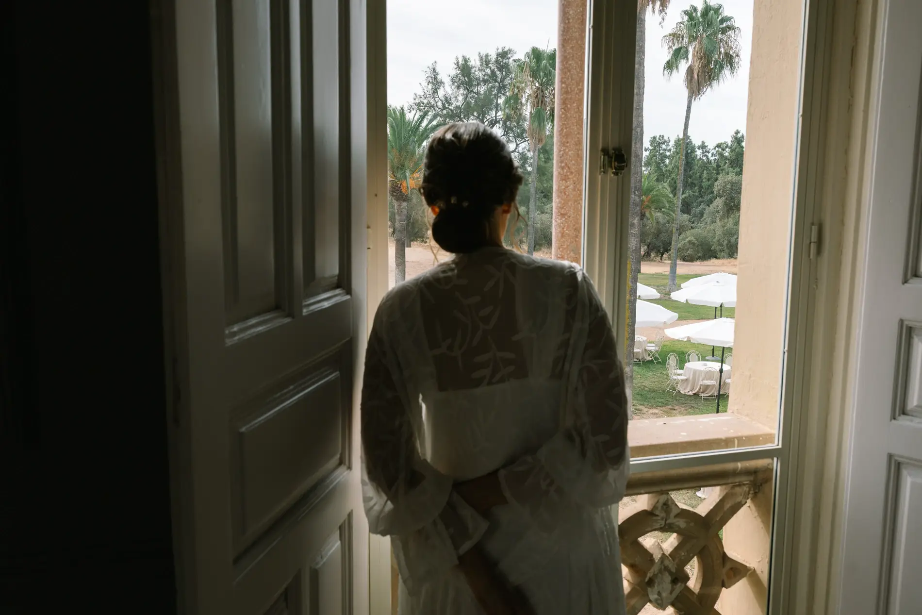 María contempla los jardines de Casa Colorada desde la ventana