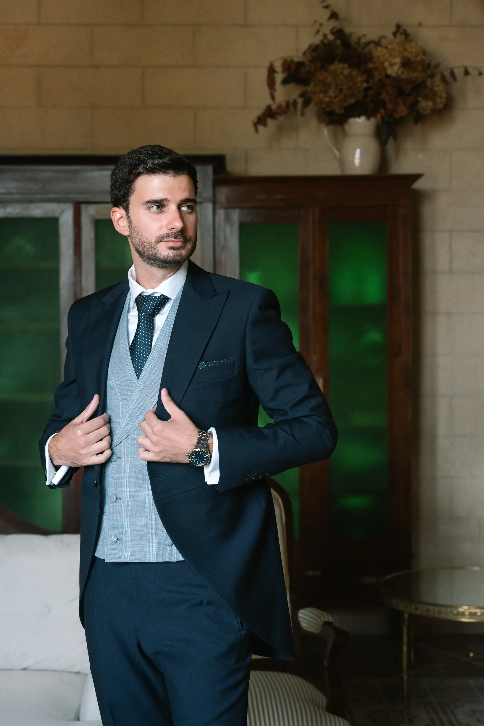 Álvaro, ya vestido de chaqué, se ajusta la chaqueta, en Casa Colorada, Badajoz