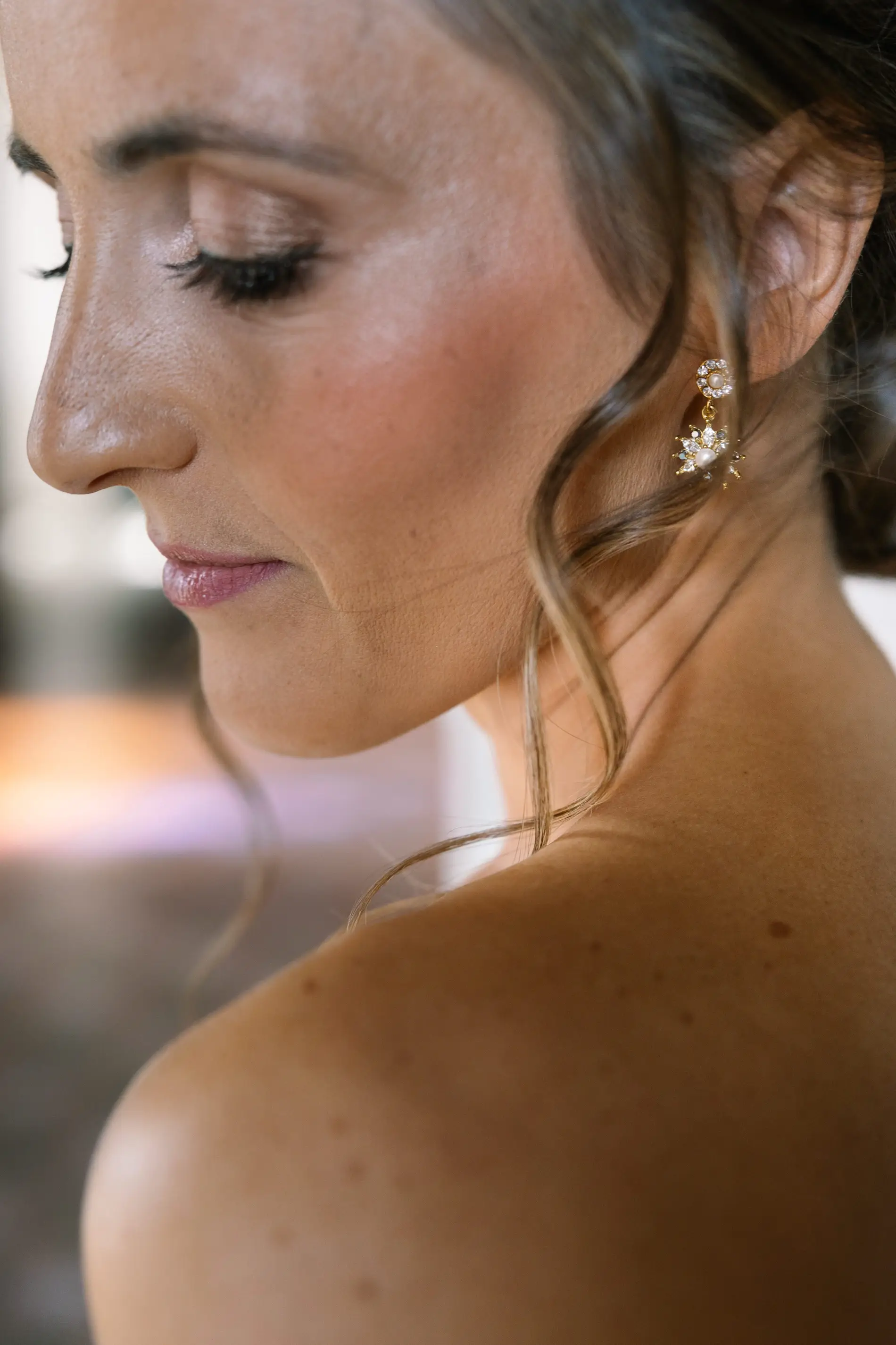 Perfil de María con pendientes de flor y el pelo recogido, en Casa Colorada, Badajoz