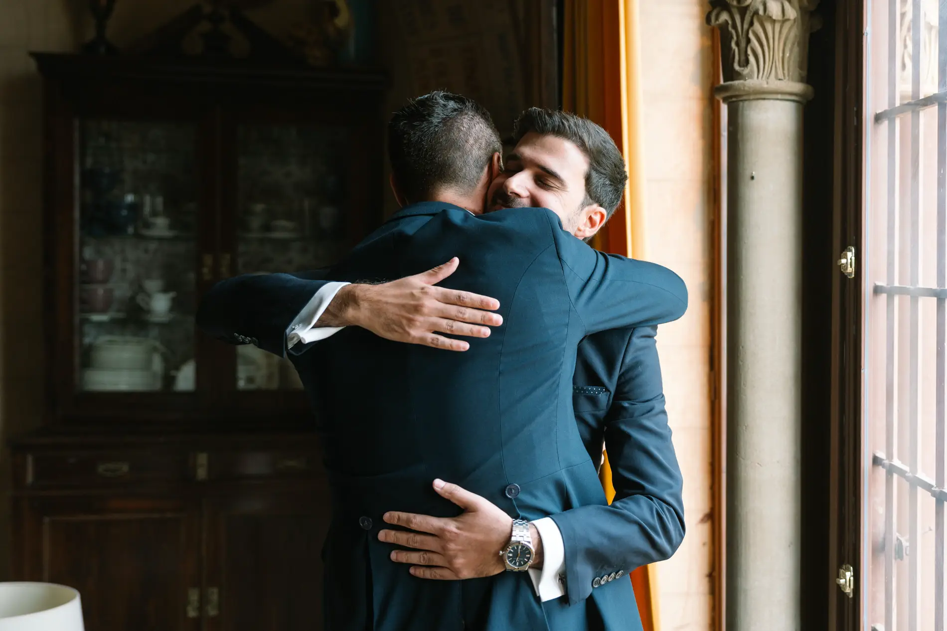 Álvaro abraza a un familiar antes de la boda, en Casa Colorada, Badajoz