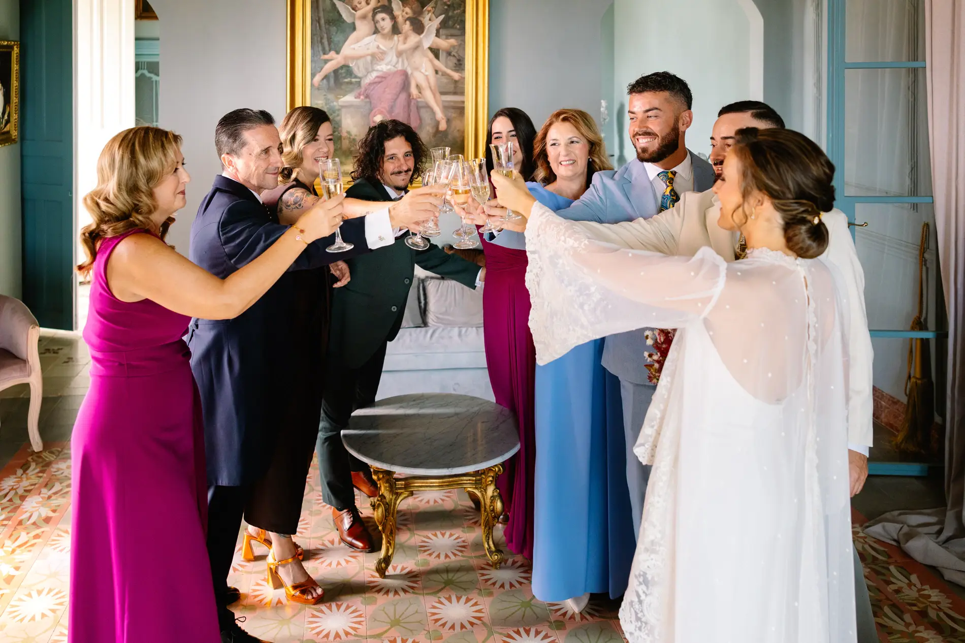 Brindis de María con su familia antes de salir hacia la ceremonia, en Casa Colorada, Badajoz