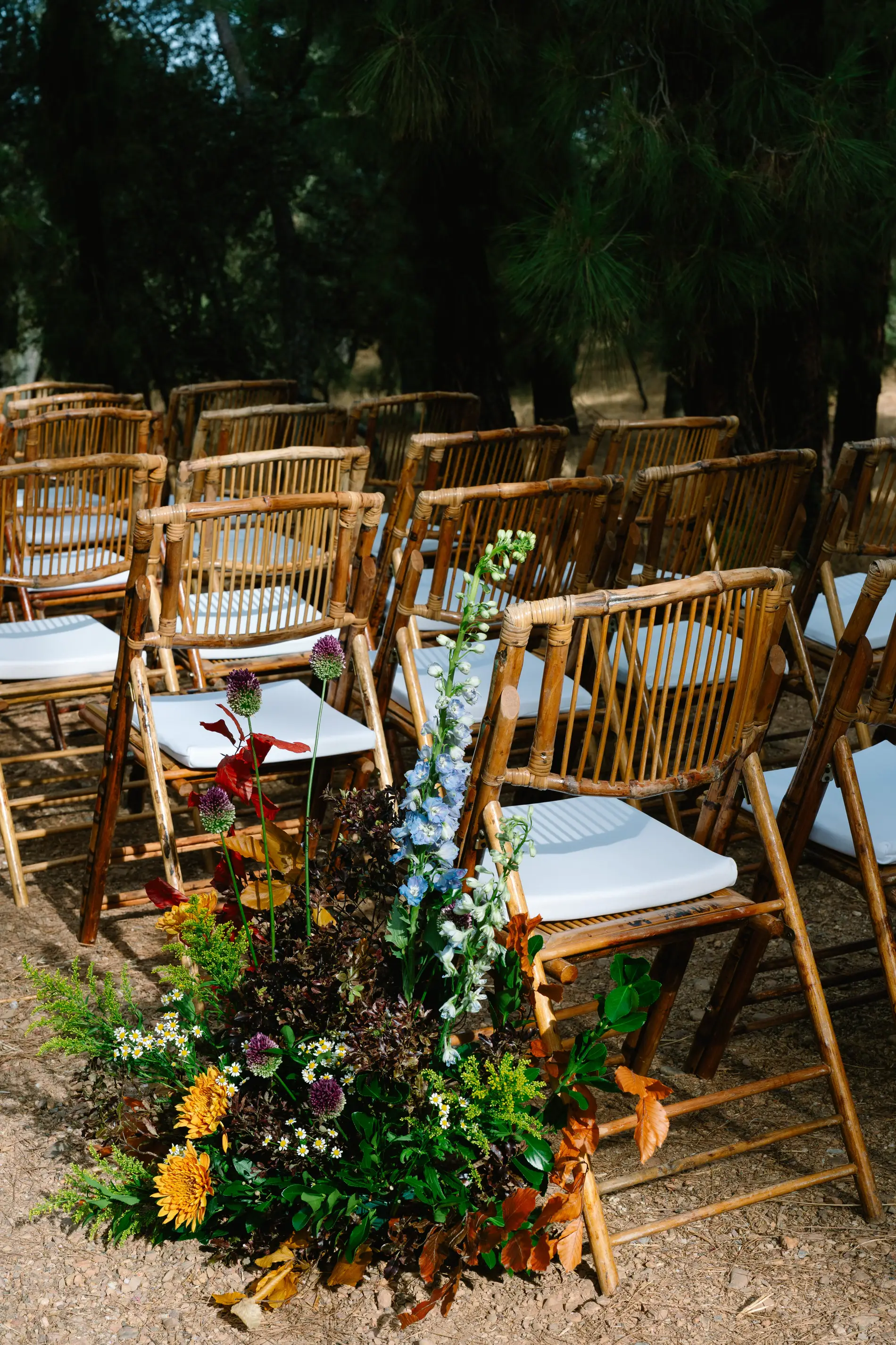 Sillas de bambú y flores silvestres en la ceremonia en el bosque, en Casa Colorada, Badajoz