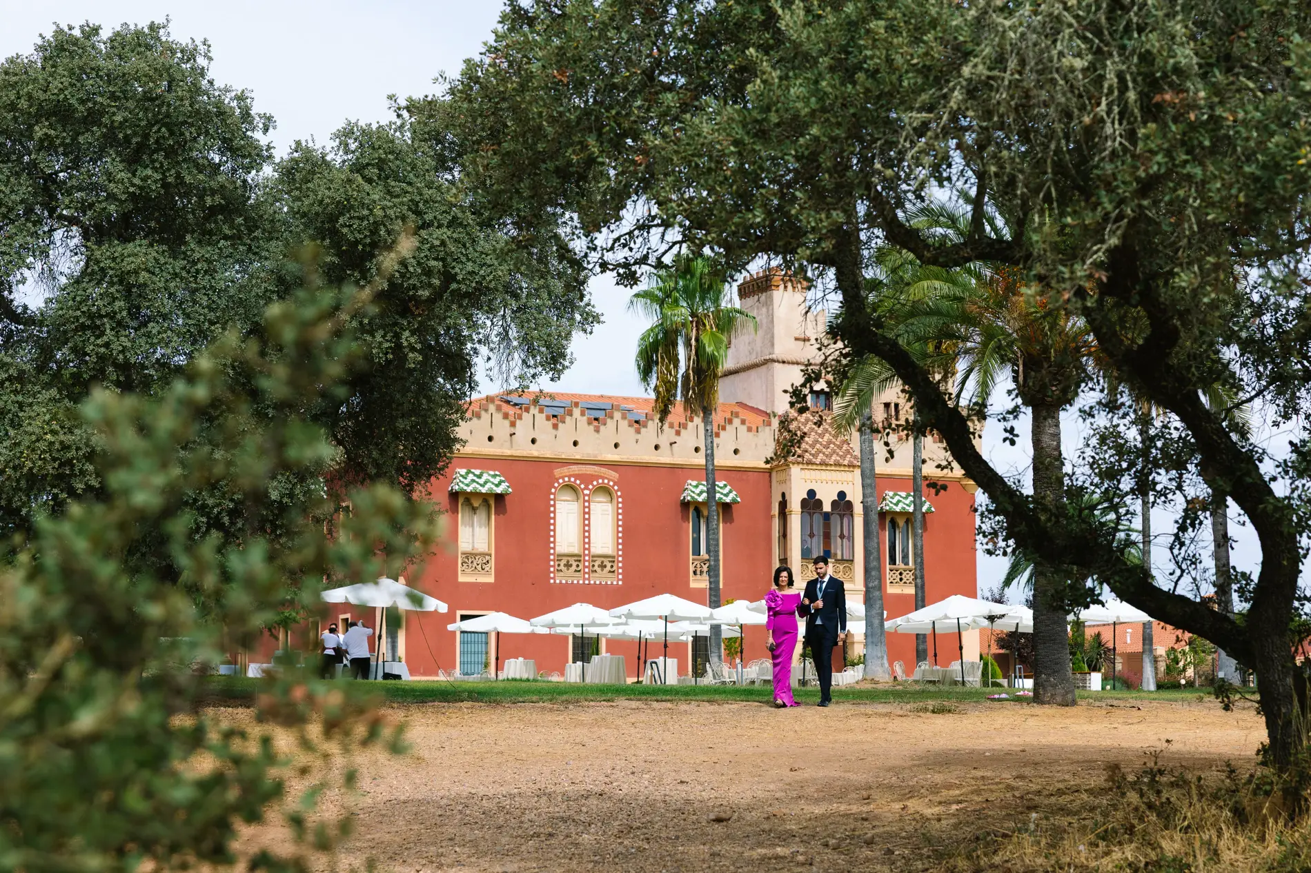 Invitados caminan hacia el bosque frente al palacete de Casa Colorada