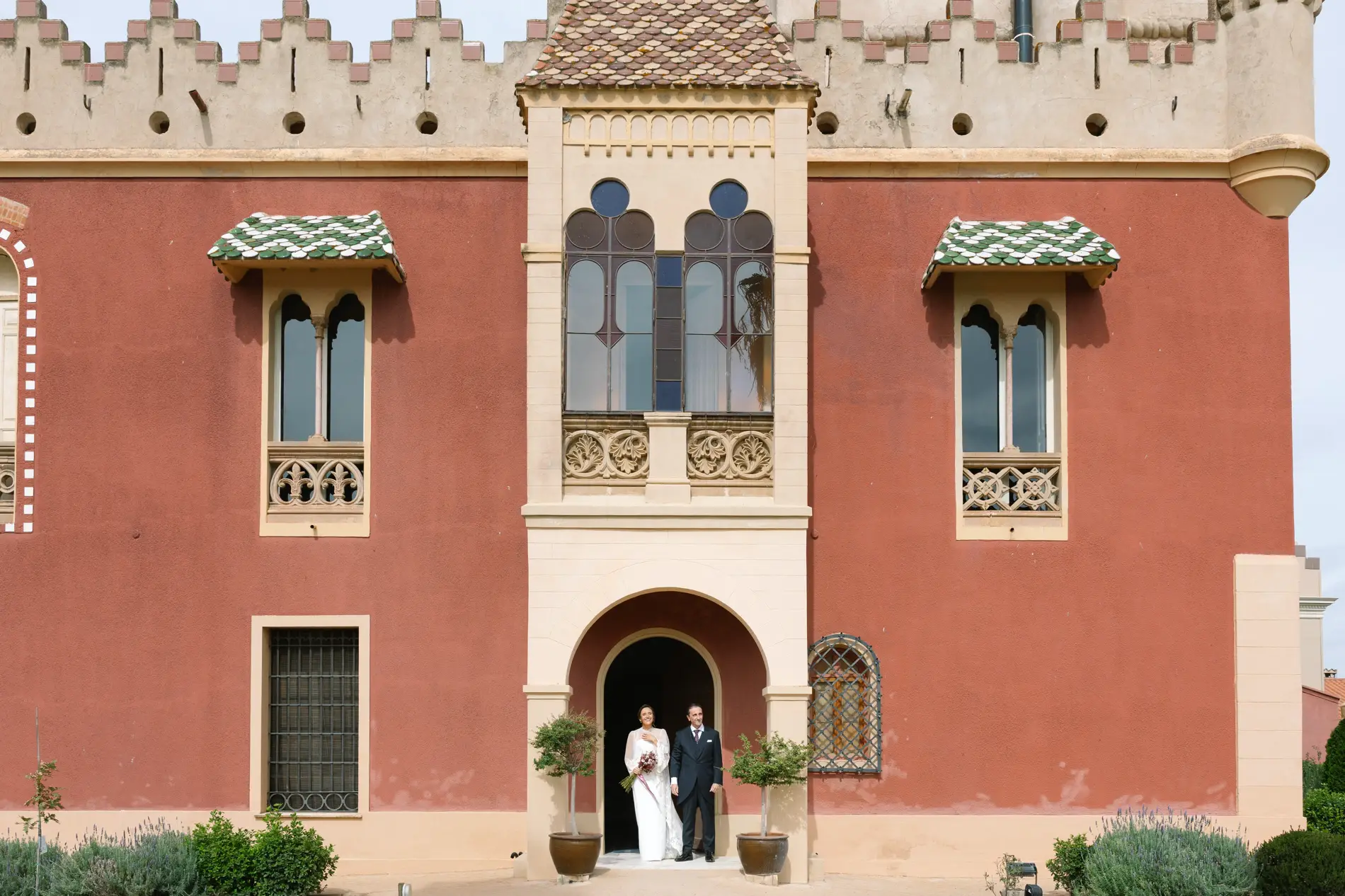 María sale del palacete rojo de Casa Colorada del brazo de su padre