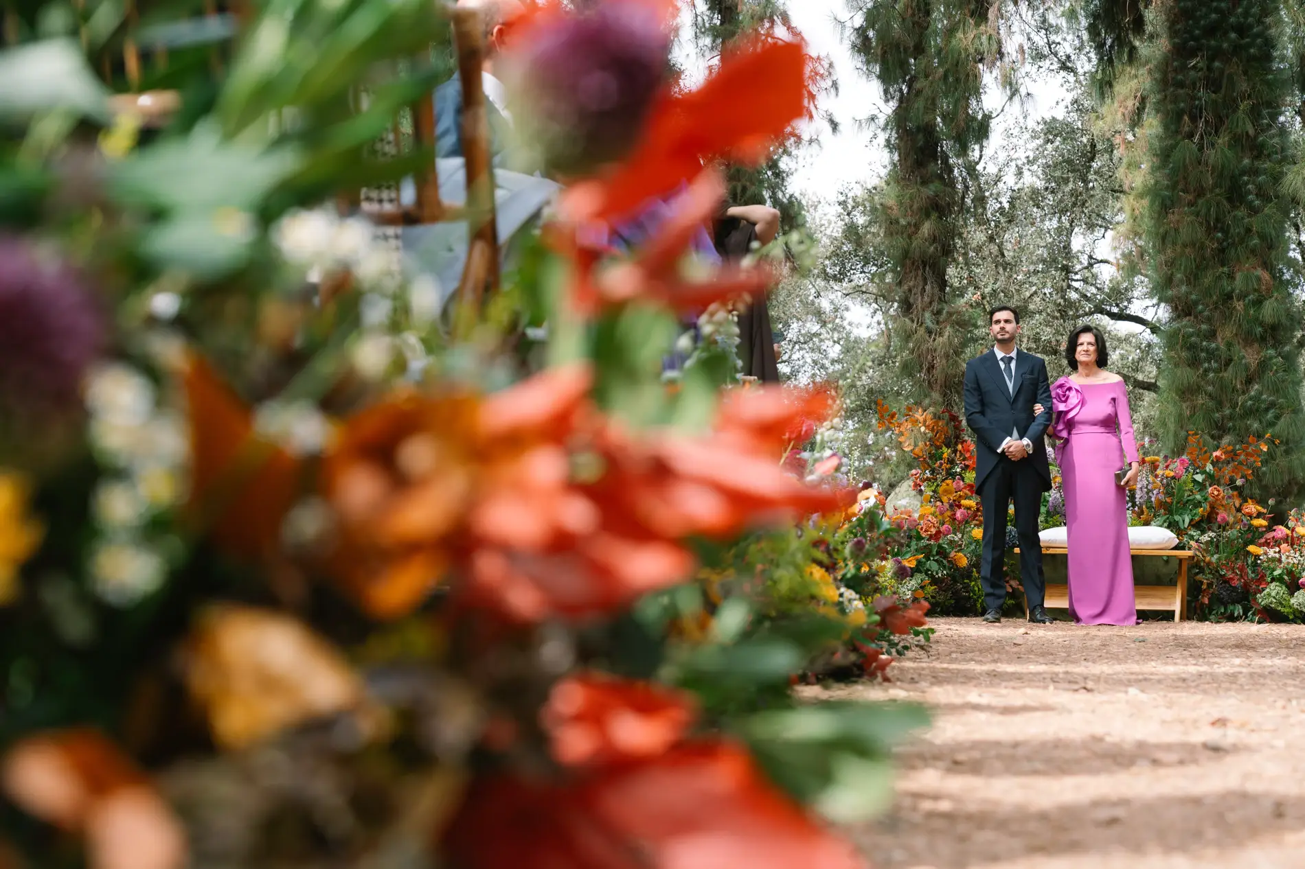 Flores en primer plano y Álvaro esperando en el altar del bosque, en Casa Colorada, Badajoz