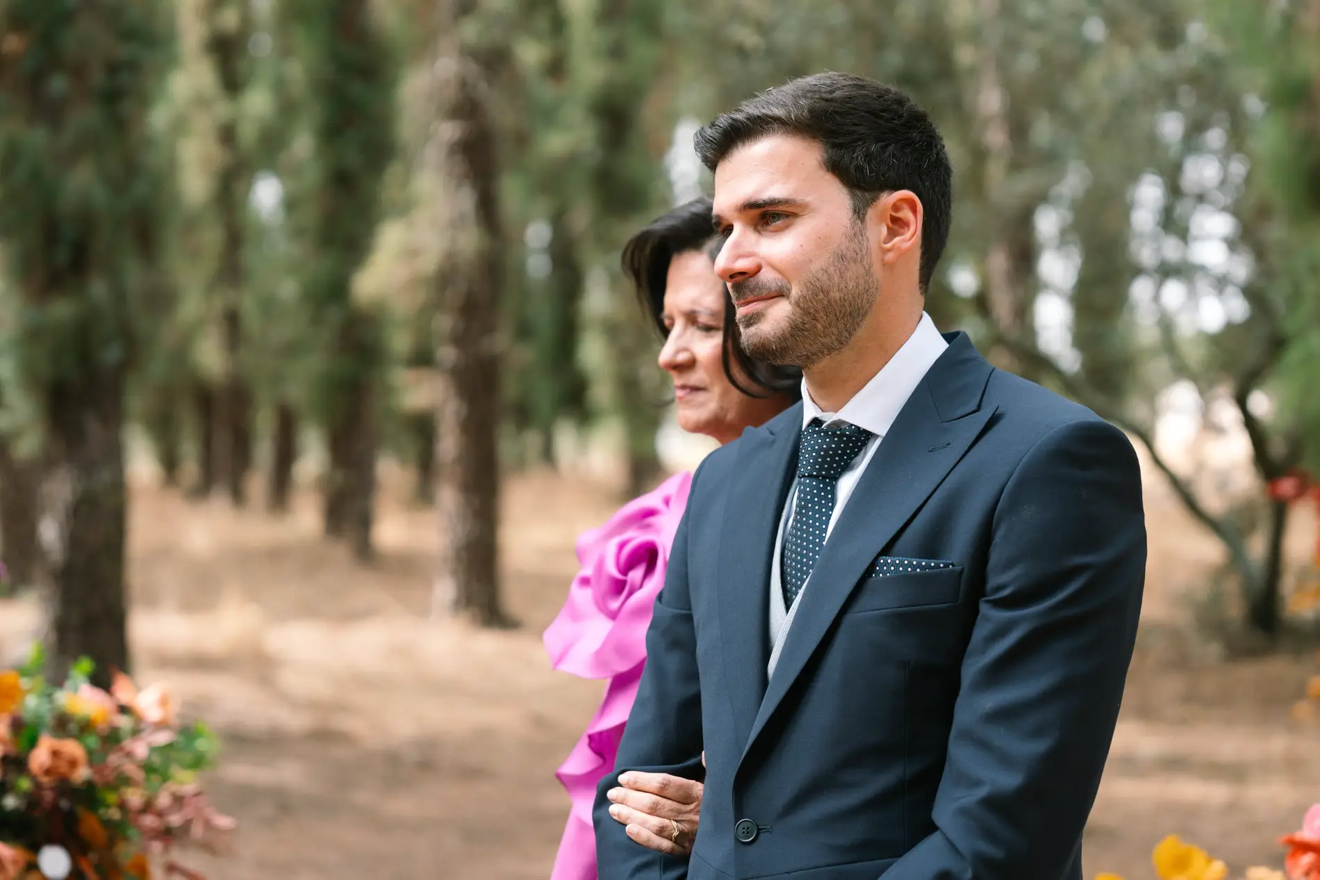 Álvaro espera emocionado a la novia junto a una familiar, en Casa Colorada, Badajoz