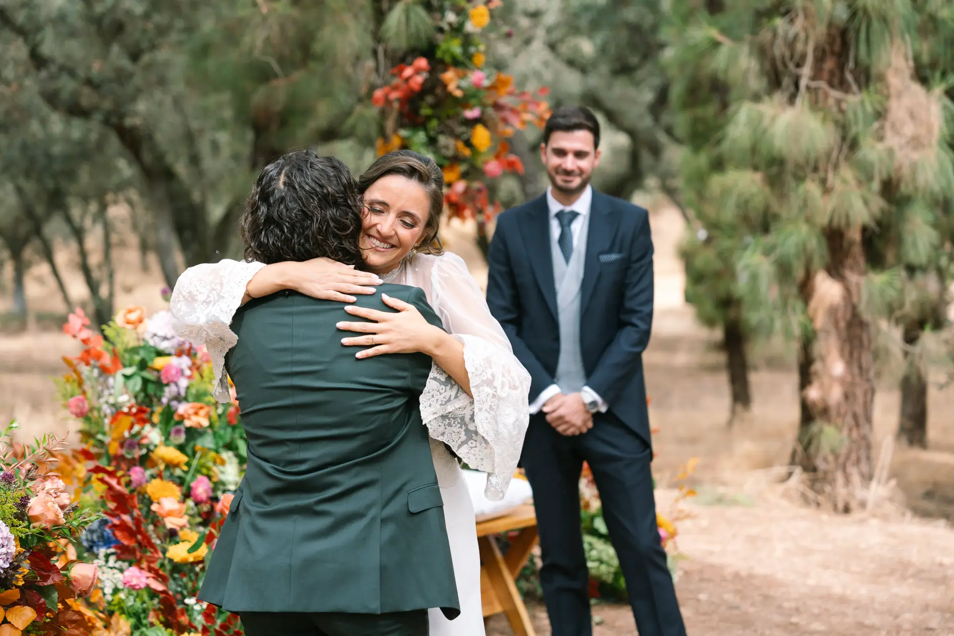 María abraza a un familiar en el altar, en Casa Colorada, Badajoz