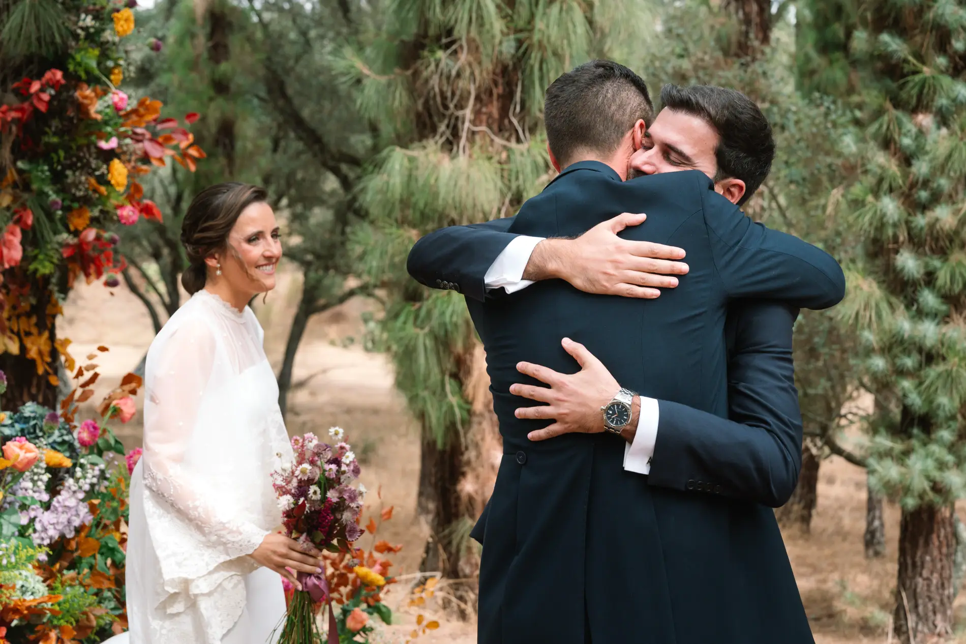 Álvaro abraza a un amigo en el altar junto a María, en Casa Colorada, Badajoz