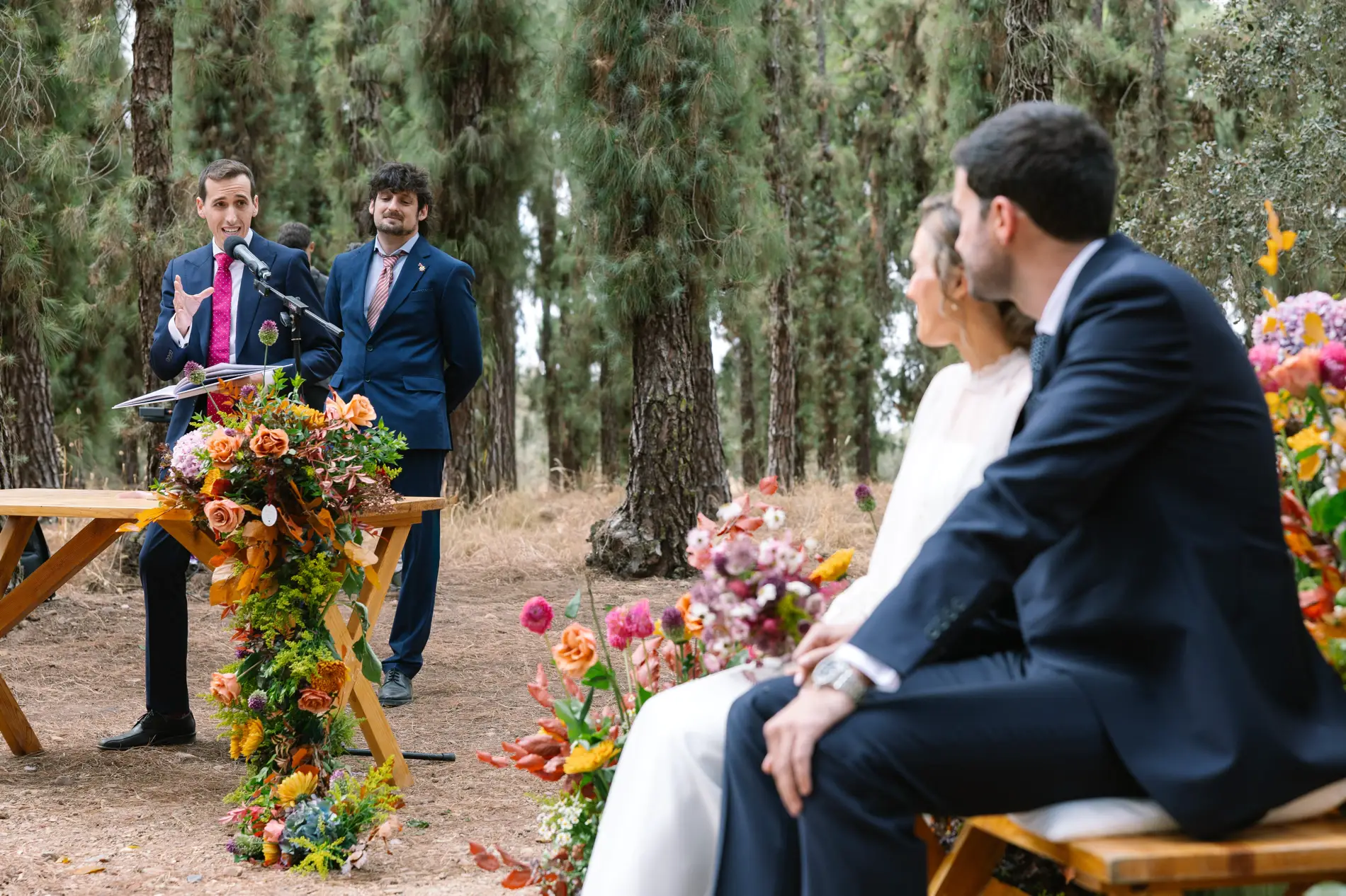 Lectura durante la ceremonia en el bosque de Casa Colorada