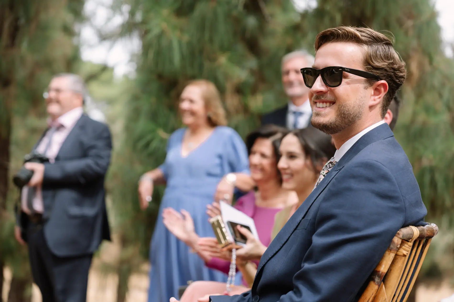 Invitado con gafas de sol ríe durante la ceremonia, en Casa Colorada, Badajoz
