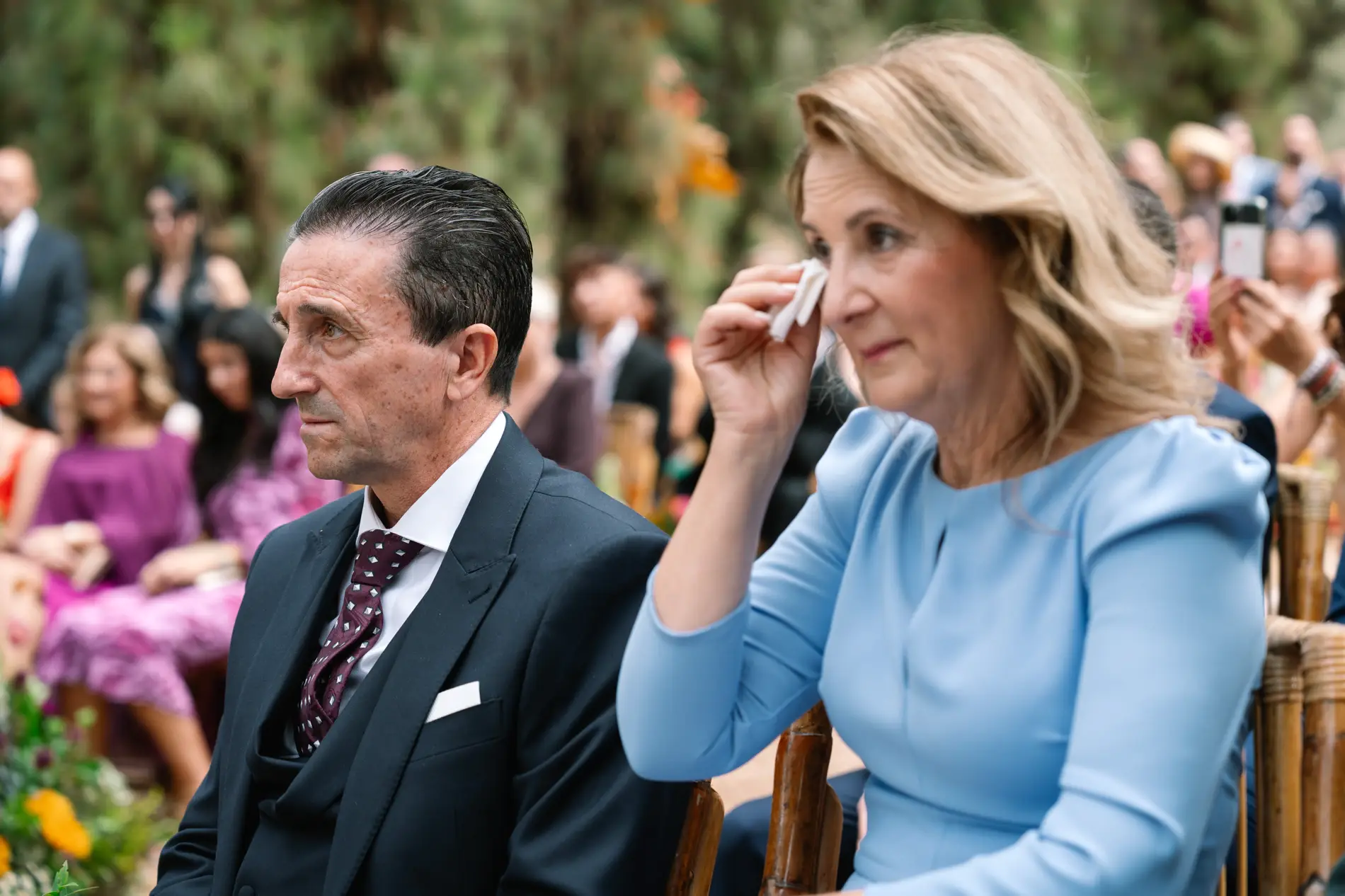 Una invitada se emociona y se seca las lágrimas en la ceremonia, en Casa Colorada, Badajoz