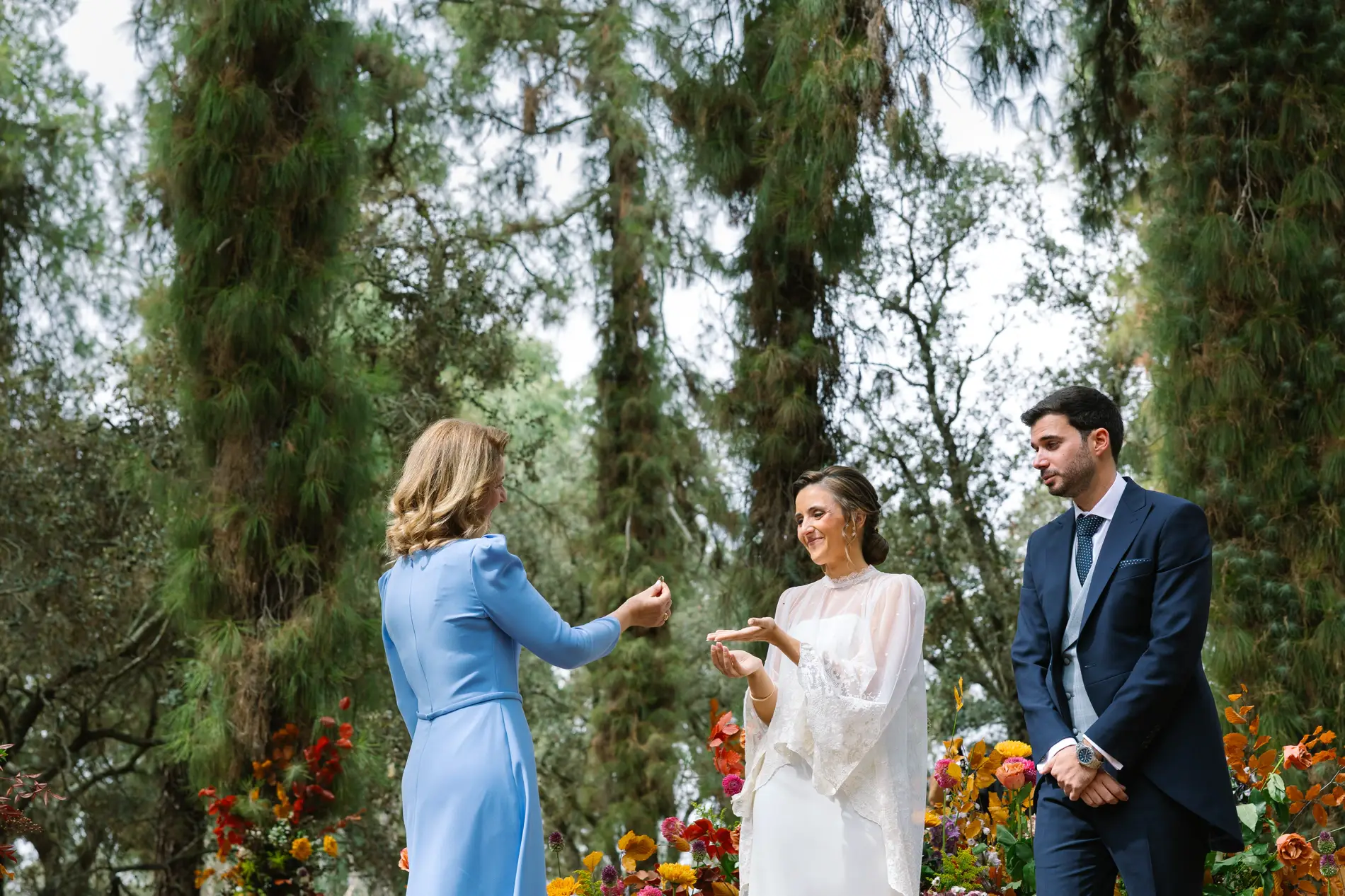 Una familiar entrega los anillos a los novios, en Casa Colorada, Badajoz
