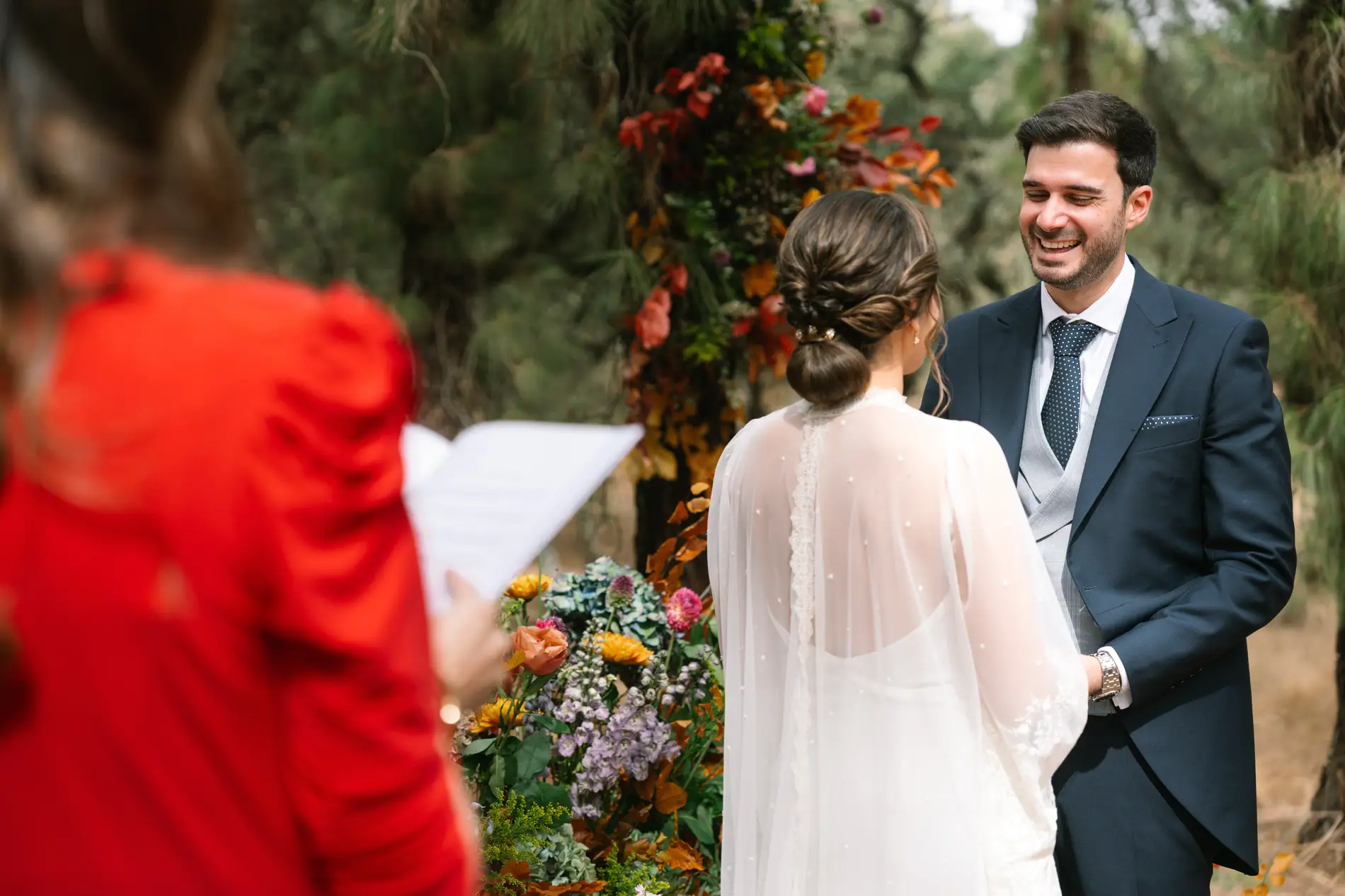 Lectura de una invitada vestida de rojo frente a los novios, en Casa Colorada, Badajoz