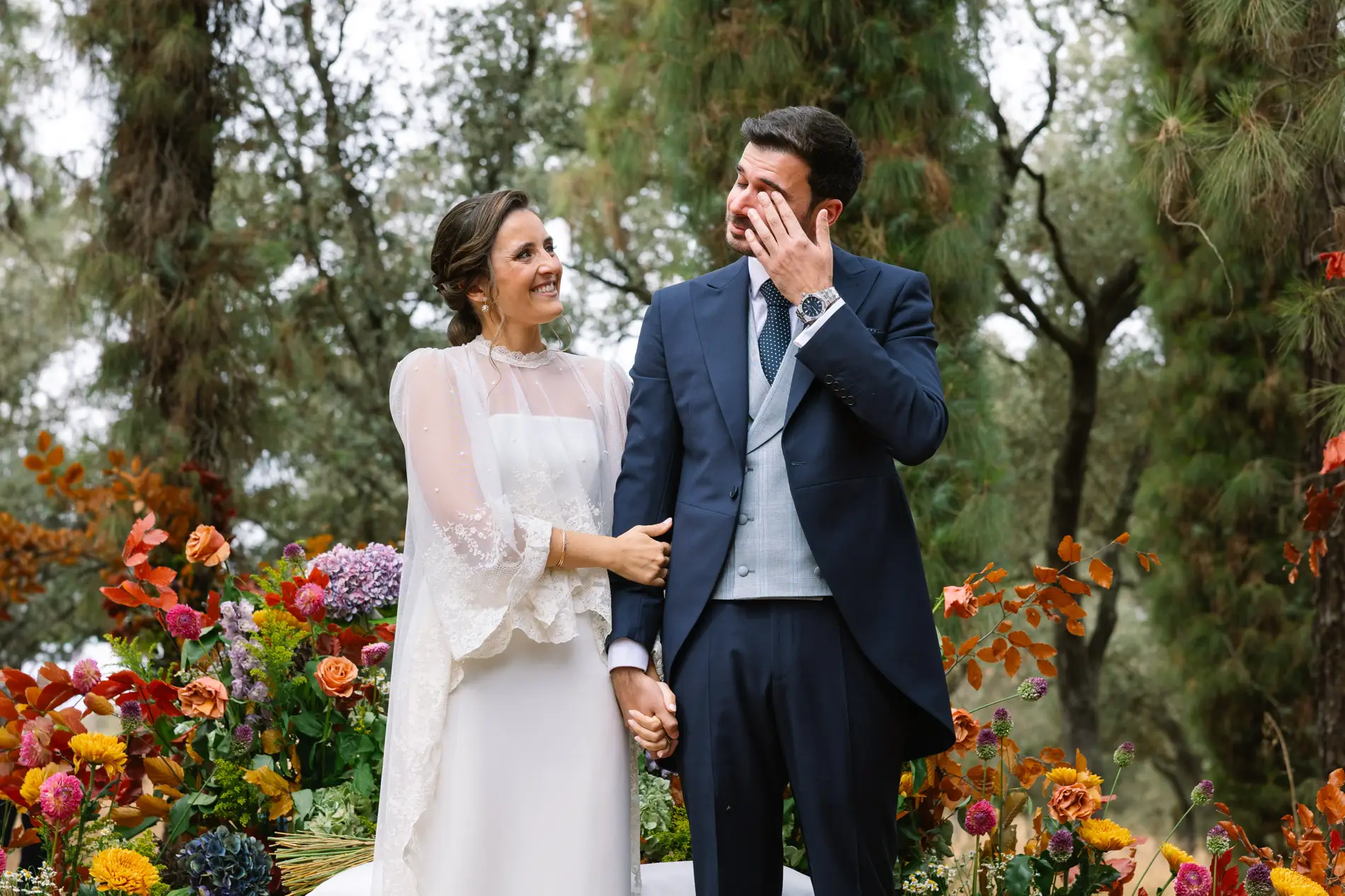 Álvaro se emociona de la mano de María en el altar, en Casa Colorada, Badajoz