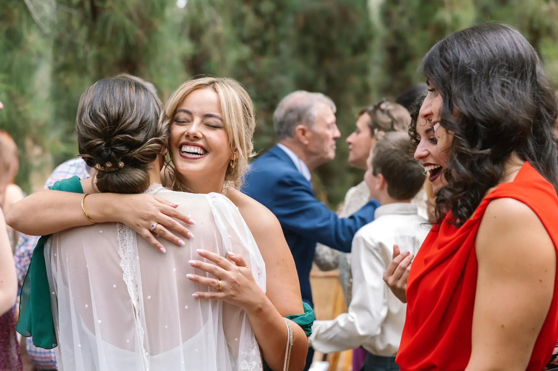 María abraza a una amiga al terminar la ceremonia, en Casa Colorada, Badajoz