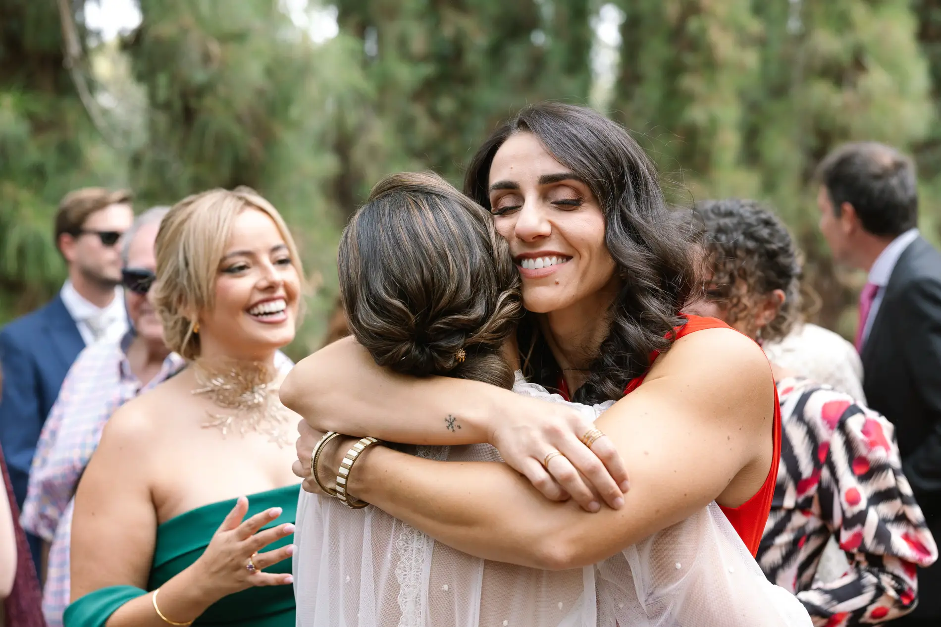 María abraza a sus amigas tras la ceremonia, en Casa Colorada, Badajoz