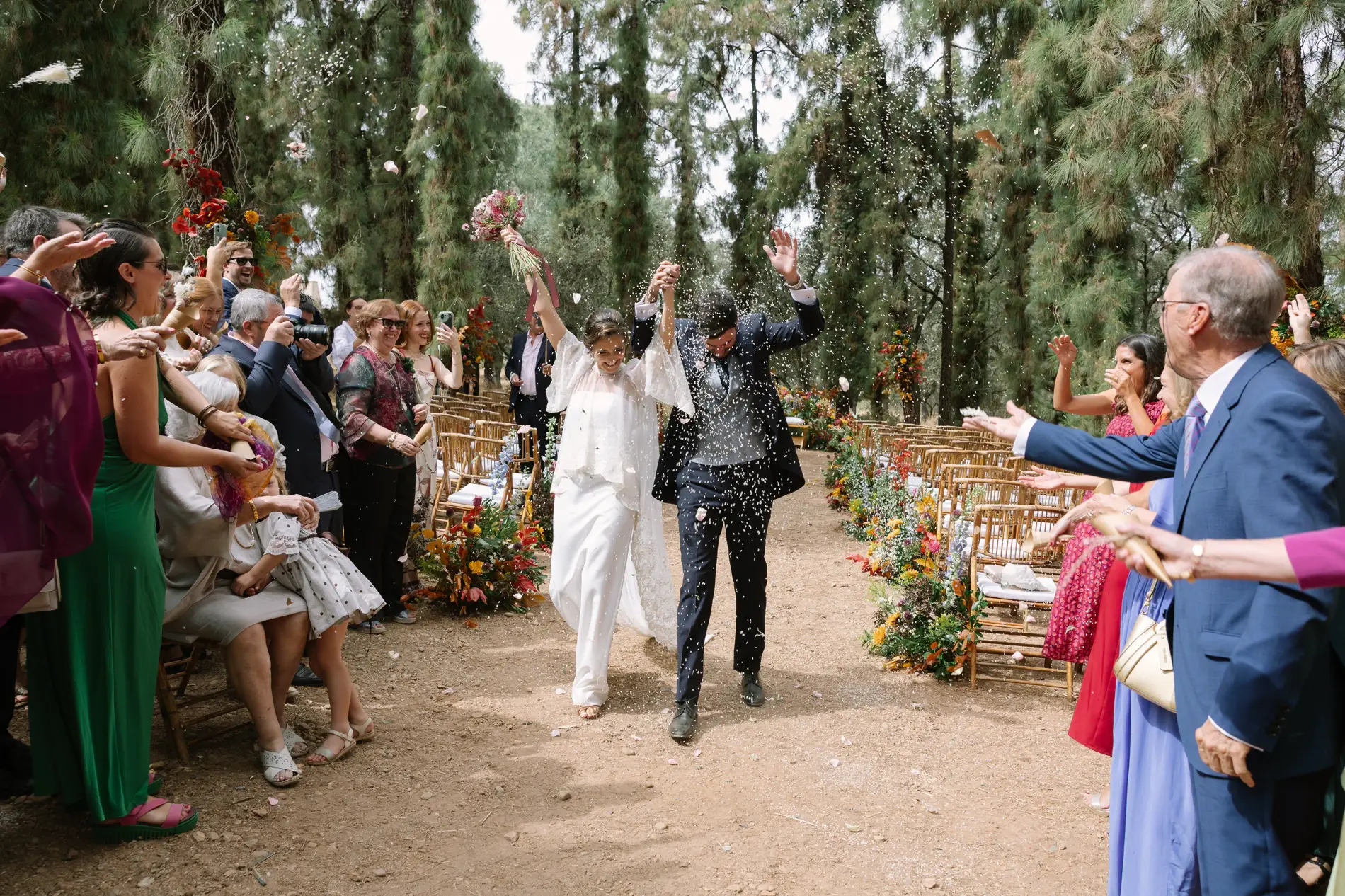 María y Álvaro salen de la ceremonia entre arroz y aplausos, en Casa Colorada, Badajoz
