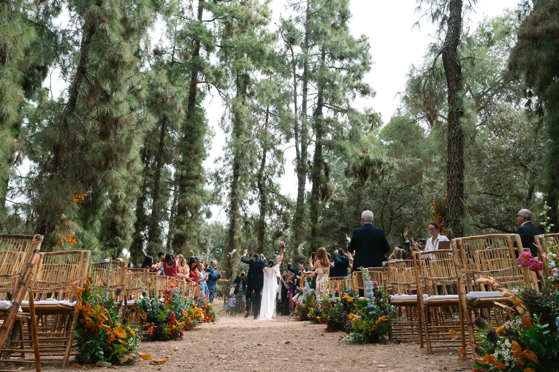 Pasillo de la ceremonia en el bosque con los novios al fondo, en Casa Colorada, Badajoz