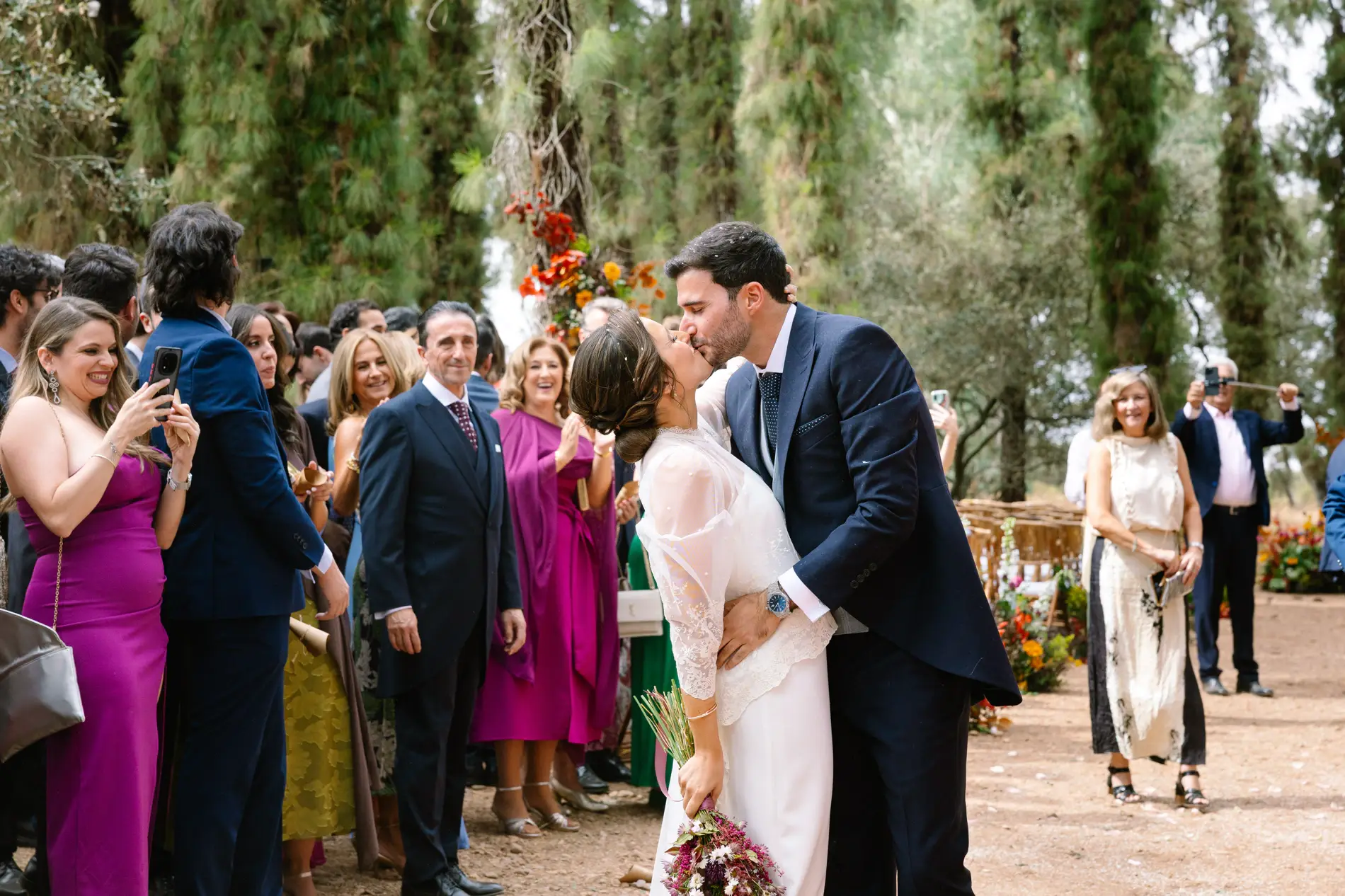 Beso de María y Álvaro rodeados de invitados, en Casa Colorada, Badajoz