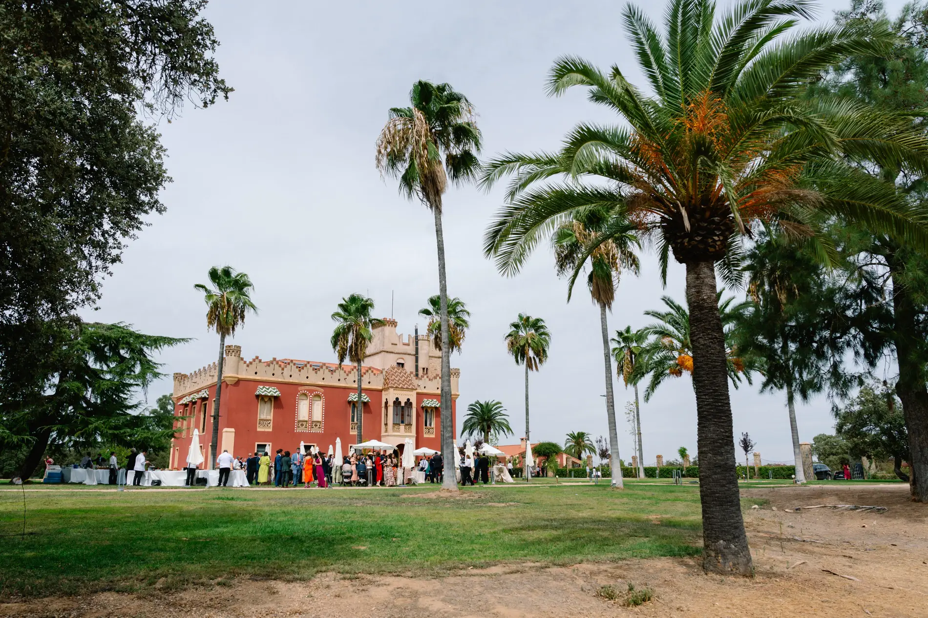 Jardines y palmeras de Casa Colorada con los invitados en el cóctel