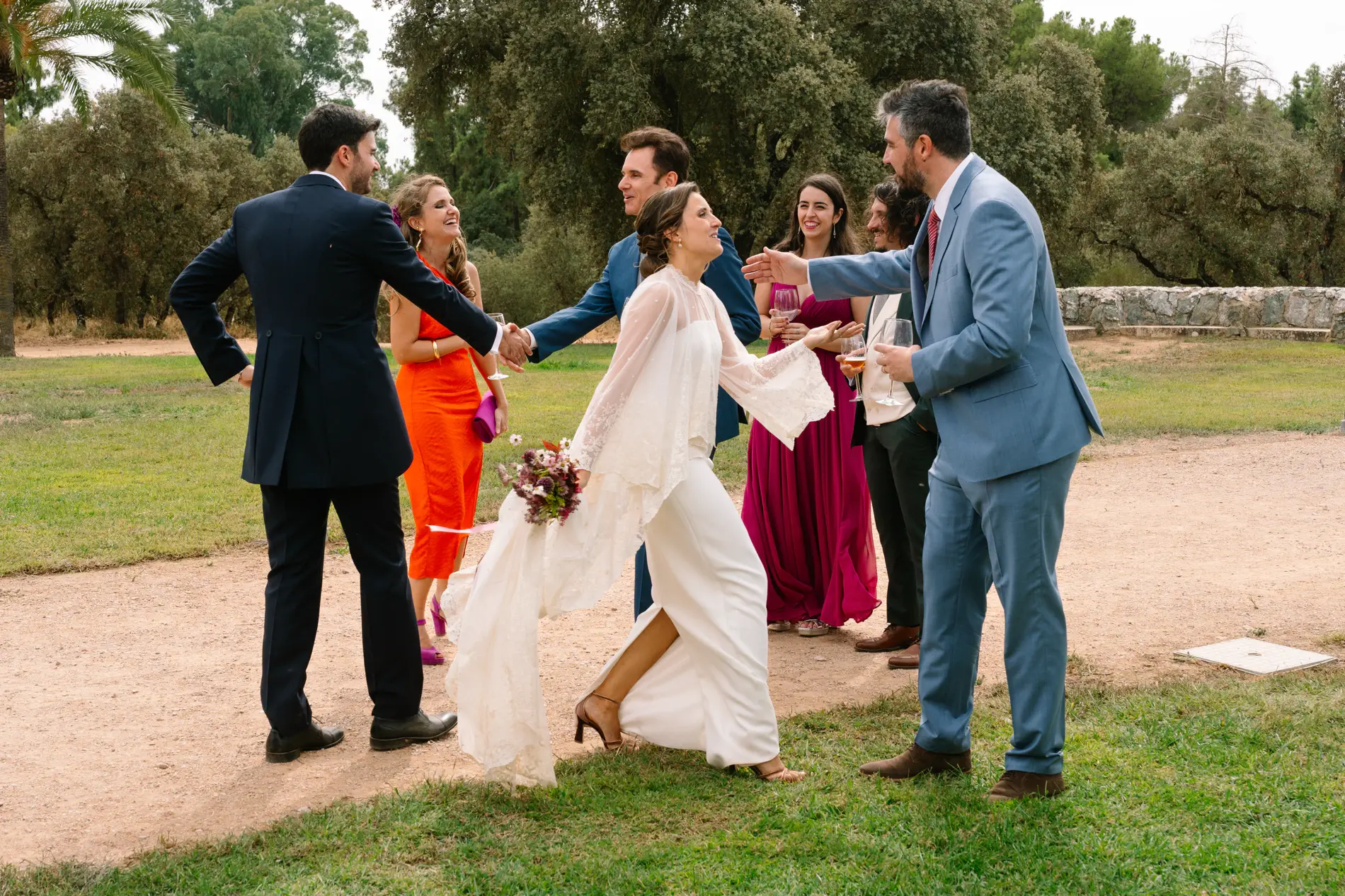 María saluda a los invitados al llegar al cóctel, en Casa Colorada, Badajoz