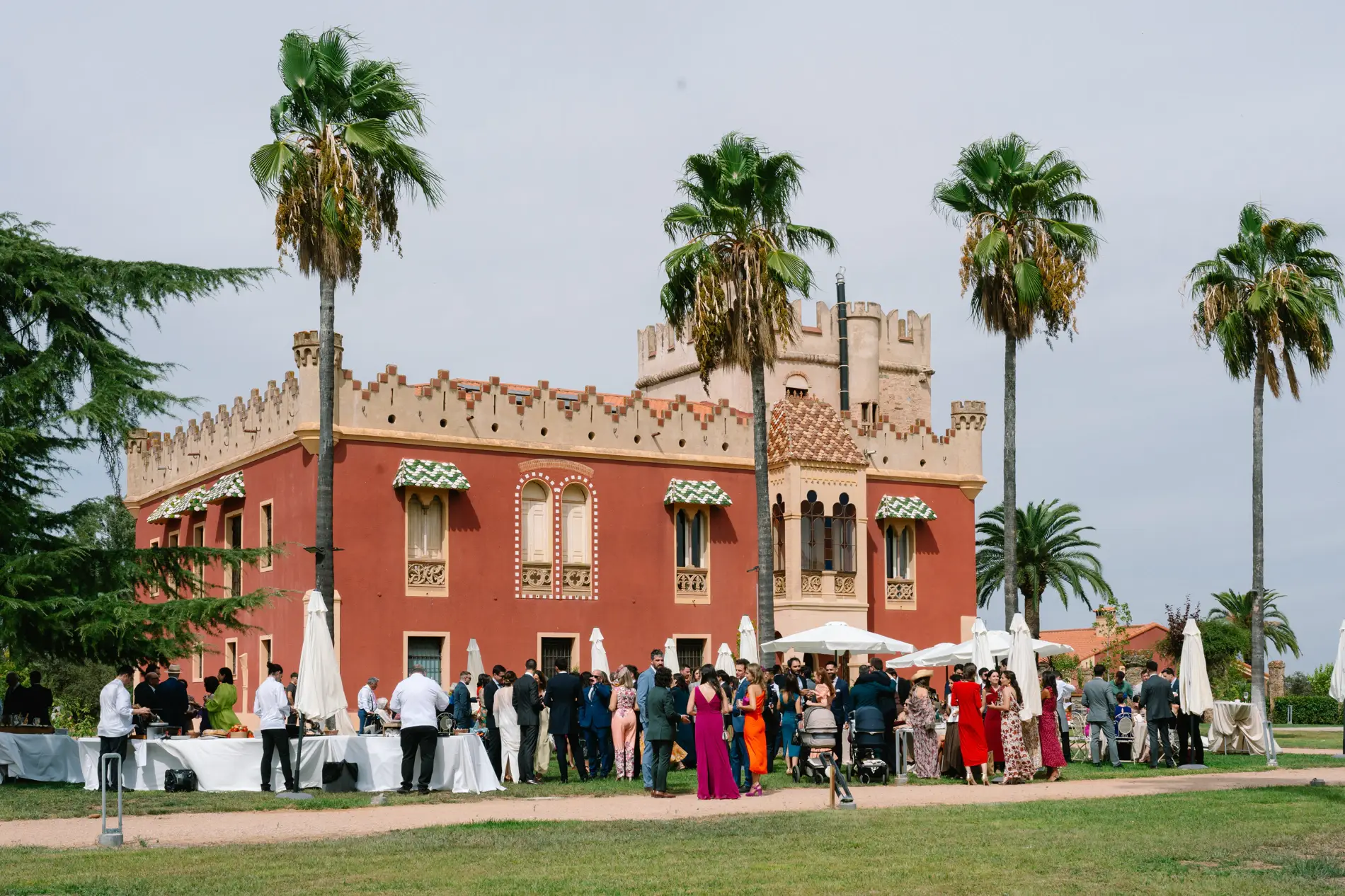 Cóctel frente al palacete rojo de Casa Colorada entre palmeras